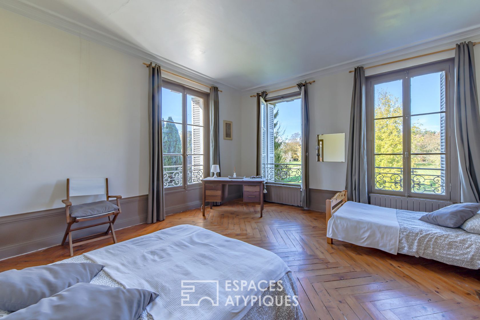 Manoir du 19 ème avec anciennes écuries revisitées avec piscine