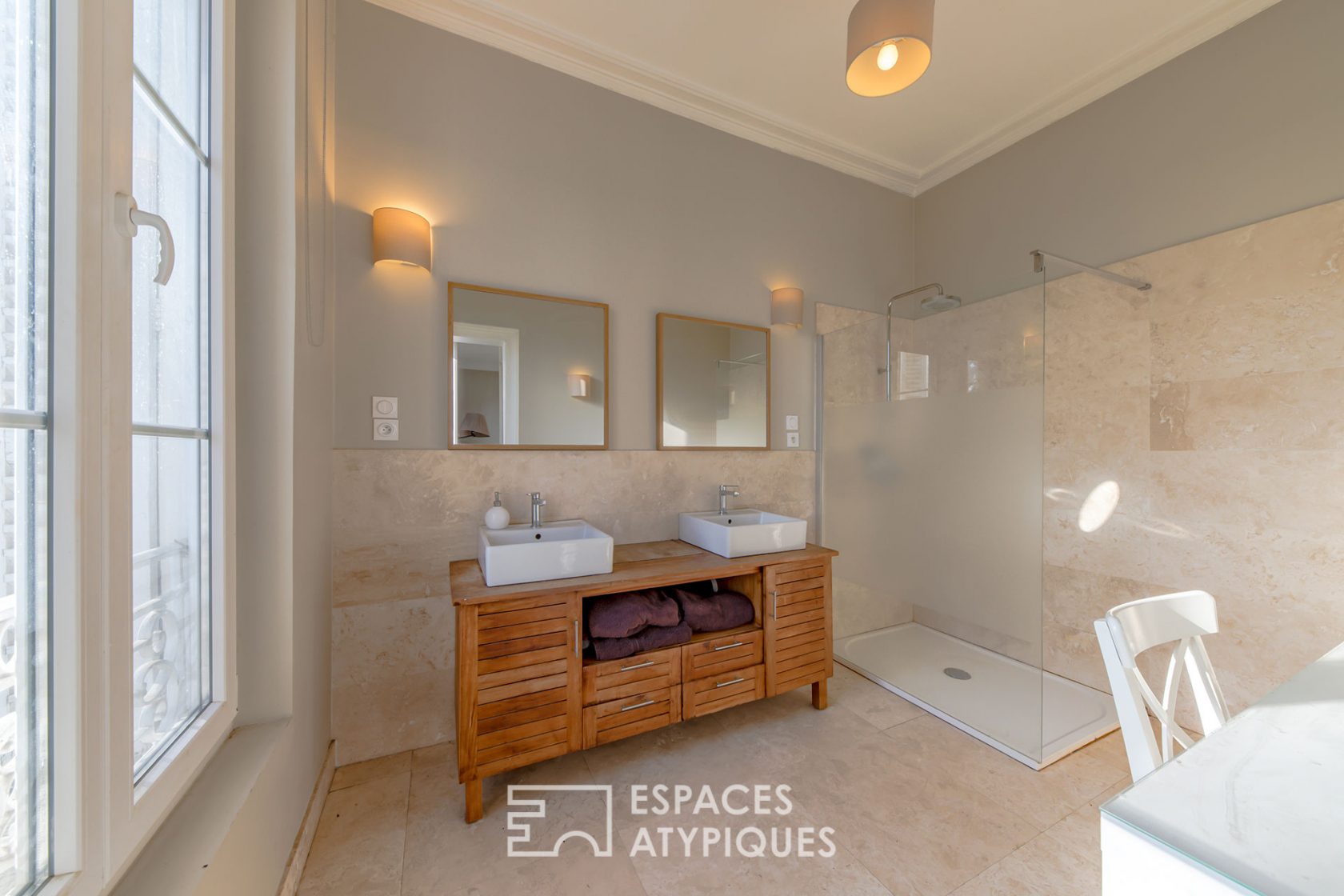 Manoir du 19 ème avec anciennes écuries revisitées avec piscine