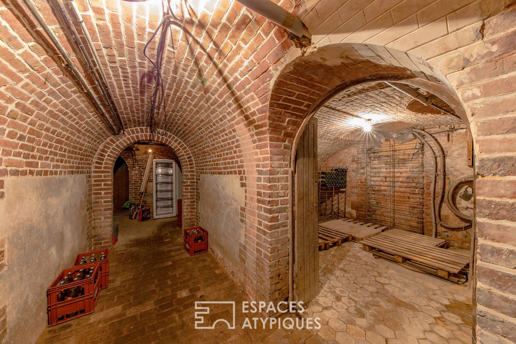 Manoir du 19 ème avec anciennes écuries revisitées avec piscine