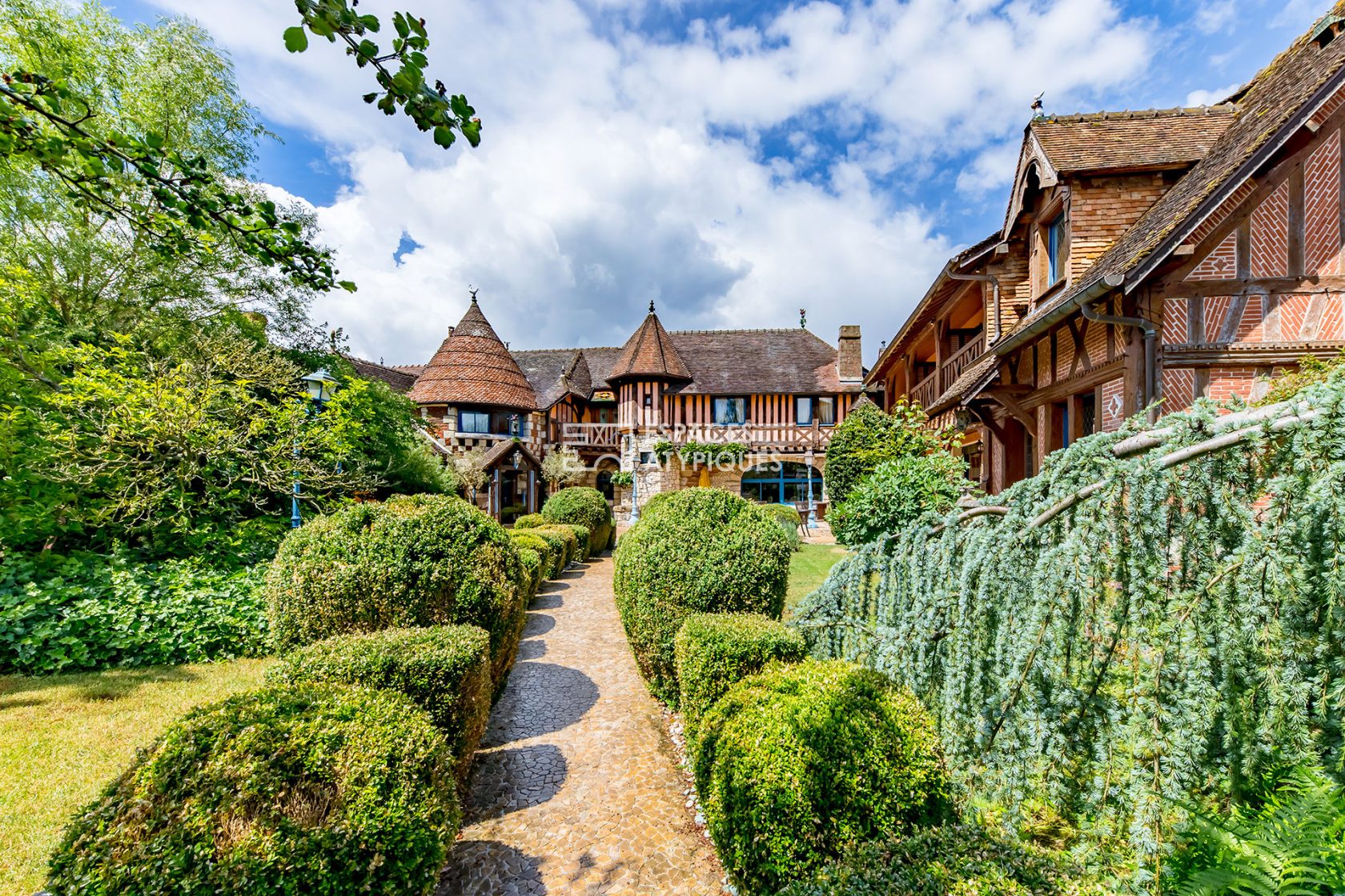 Enchanting Anglo-Norman manor from the 19th century