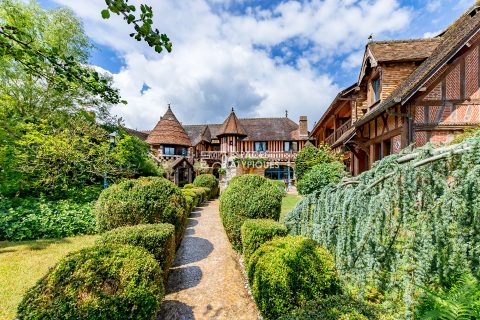 Enchanting Anglo-Norman manor from the 19th century