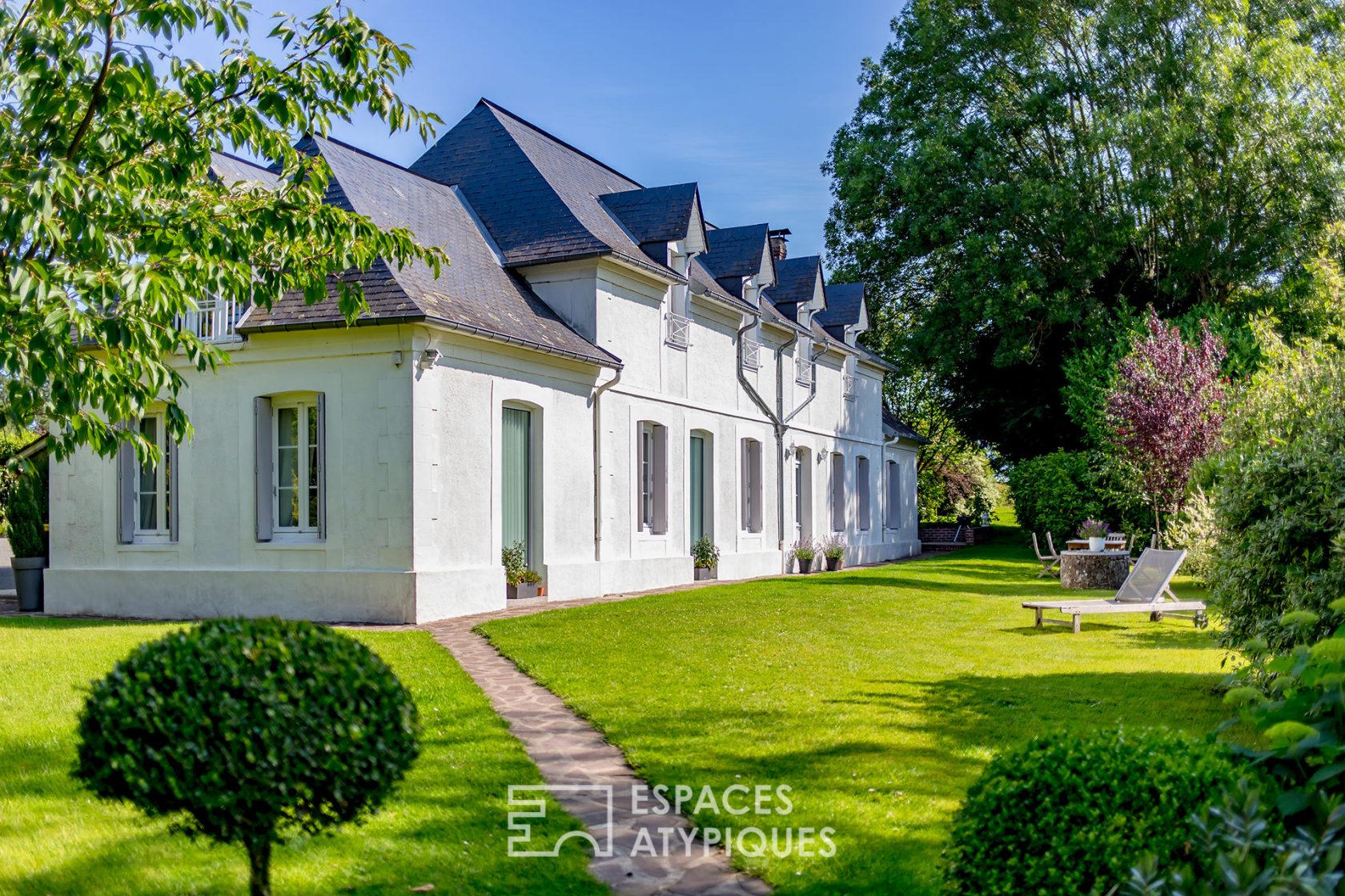 Renovated country house in a haven of greenery