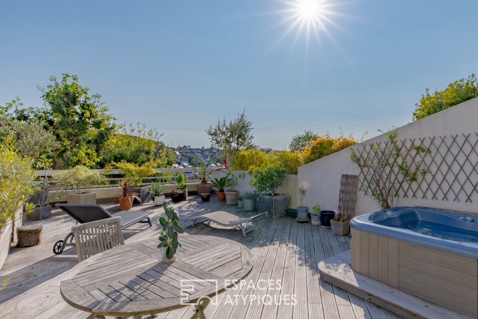 Duplex with large south-facing terrace overlooking the valley