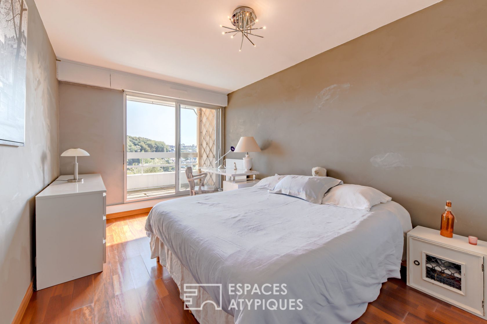 Duplex with large south-facing terrace overlooking the valley