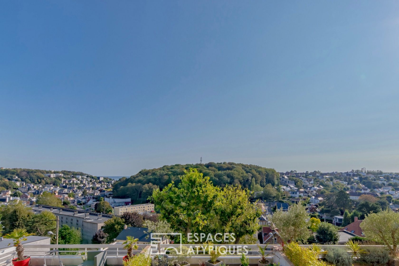 Duplex with large south-facing terrace overlooking the valley