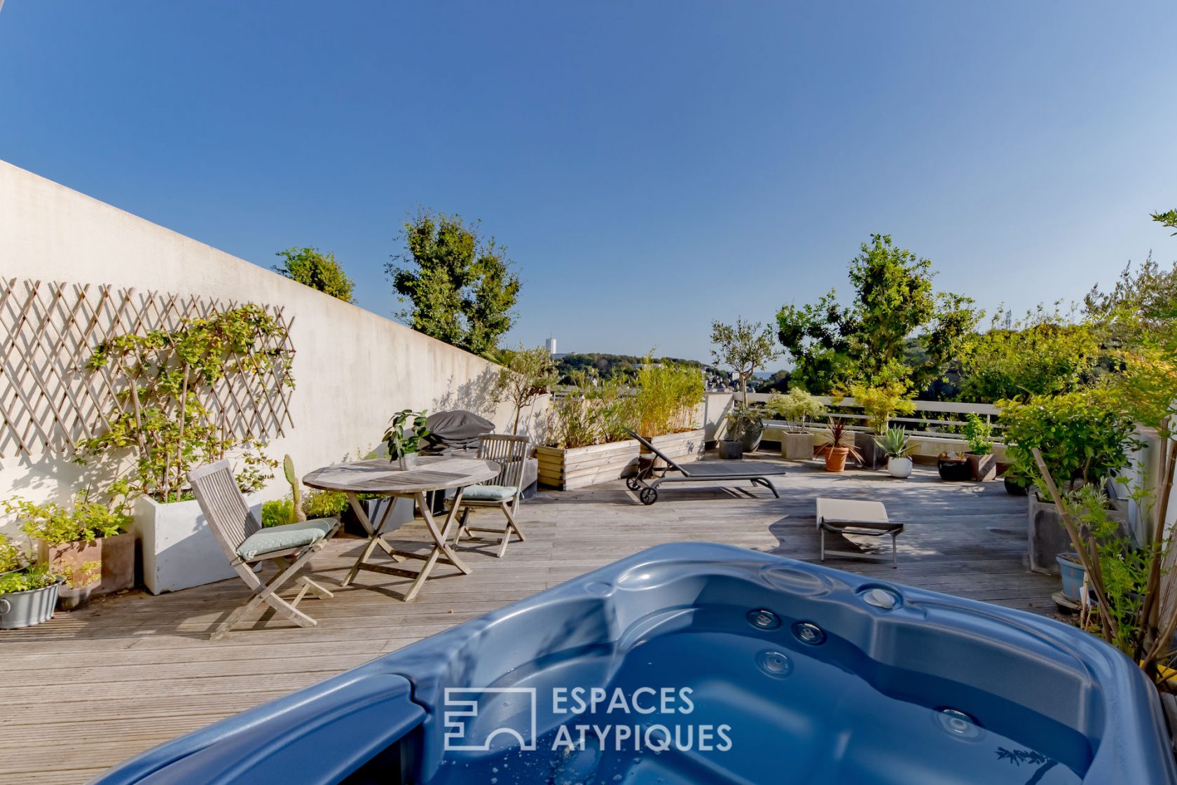 Duplex with large south-facing terrace overlooking the valley