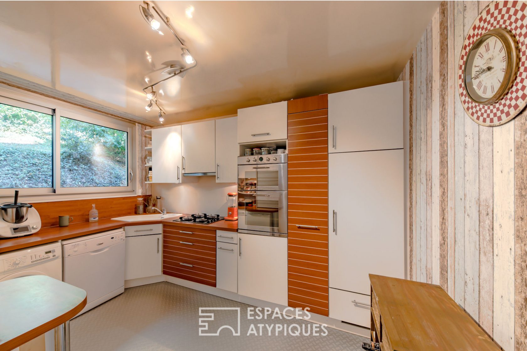 Duplex with large south-facing terrace overlooking the valley