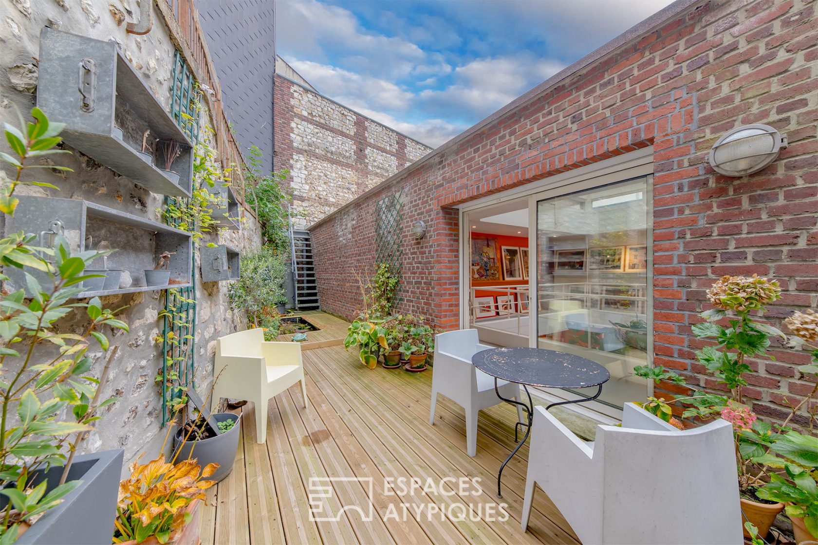 Artist’s loft in the city center with terrace and patio