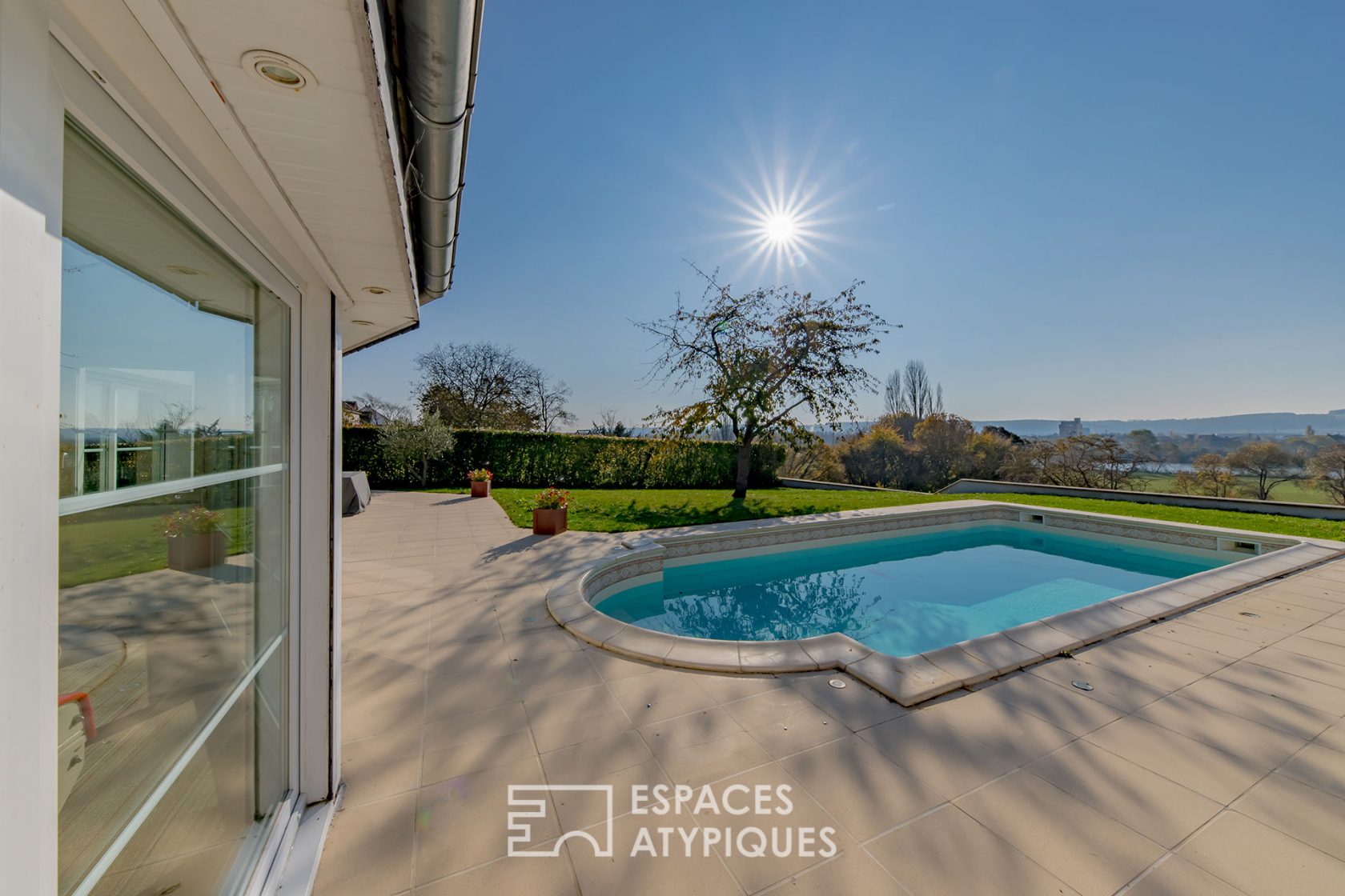 Maison contemporaine avec vue panoramique et piscine