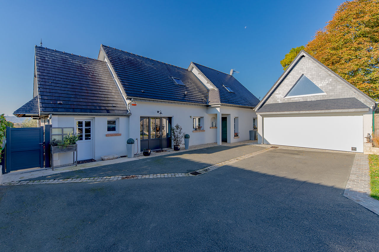 Maison contemporaine avec vue panoramique et piscine