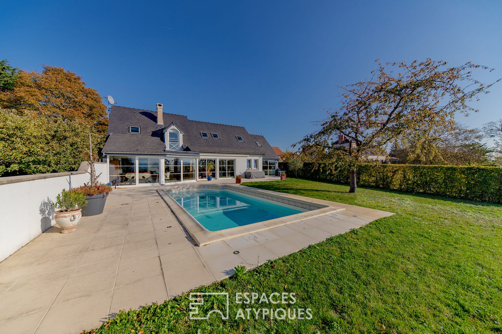 Maison contemporaine avec vue panoramique et piscine
