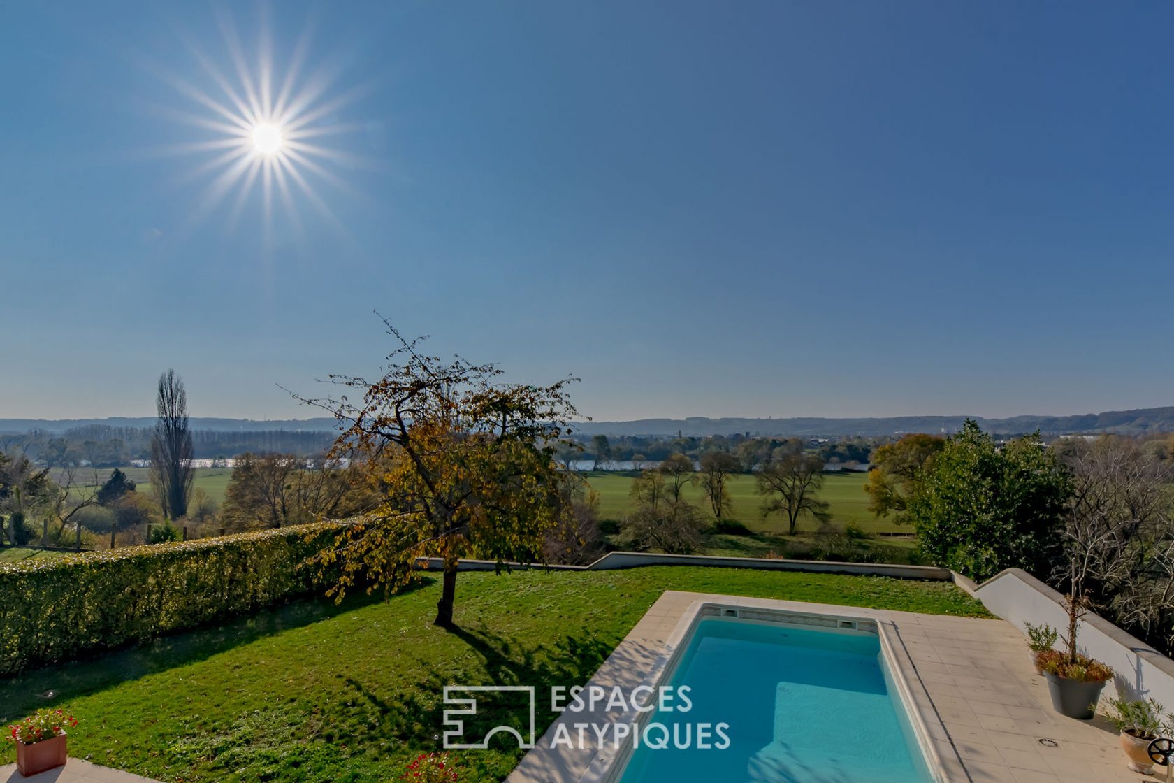 Maison contemporaine avec vue panoramique et piscine