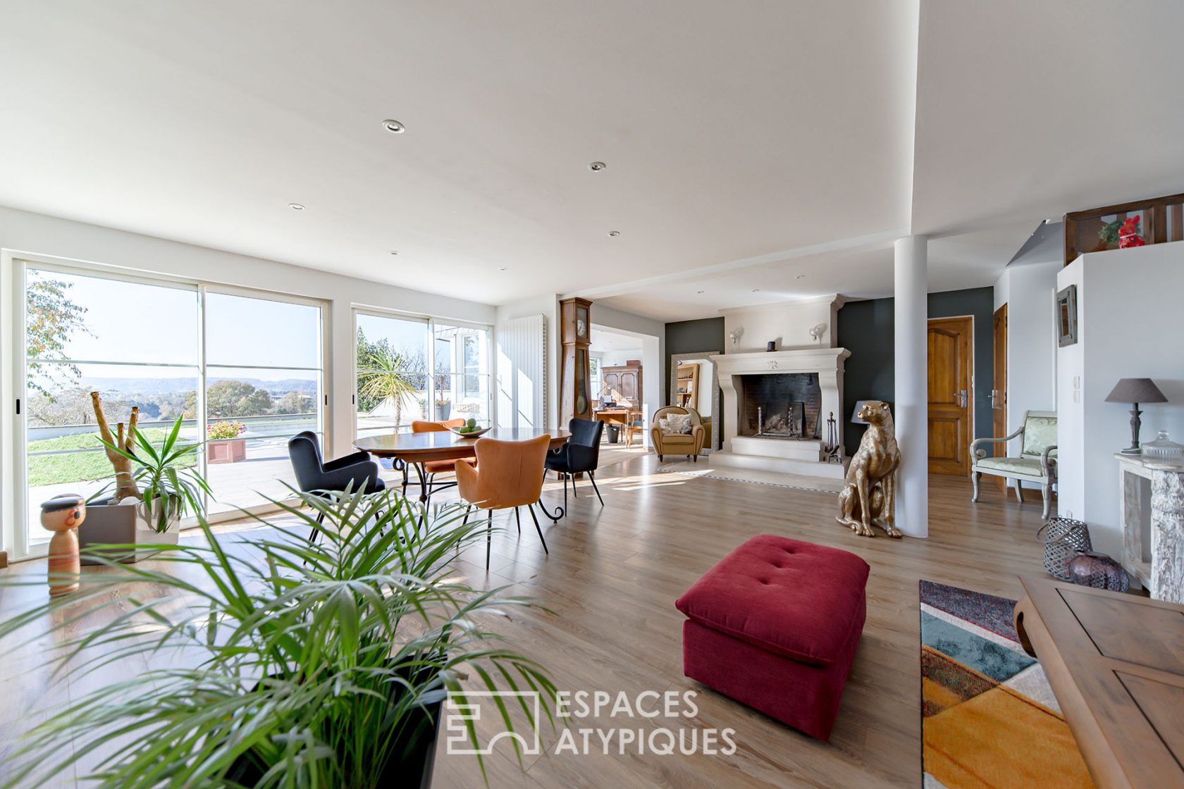 Maison contemporaine avec vue panoramique et piscine