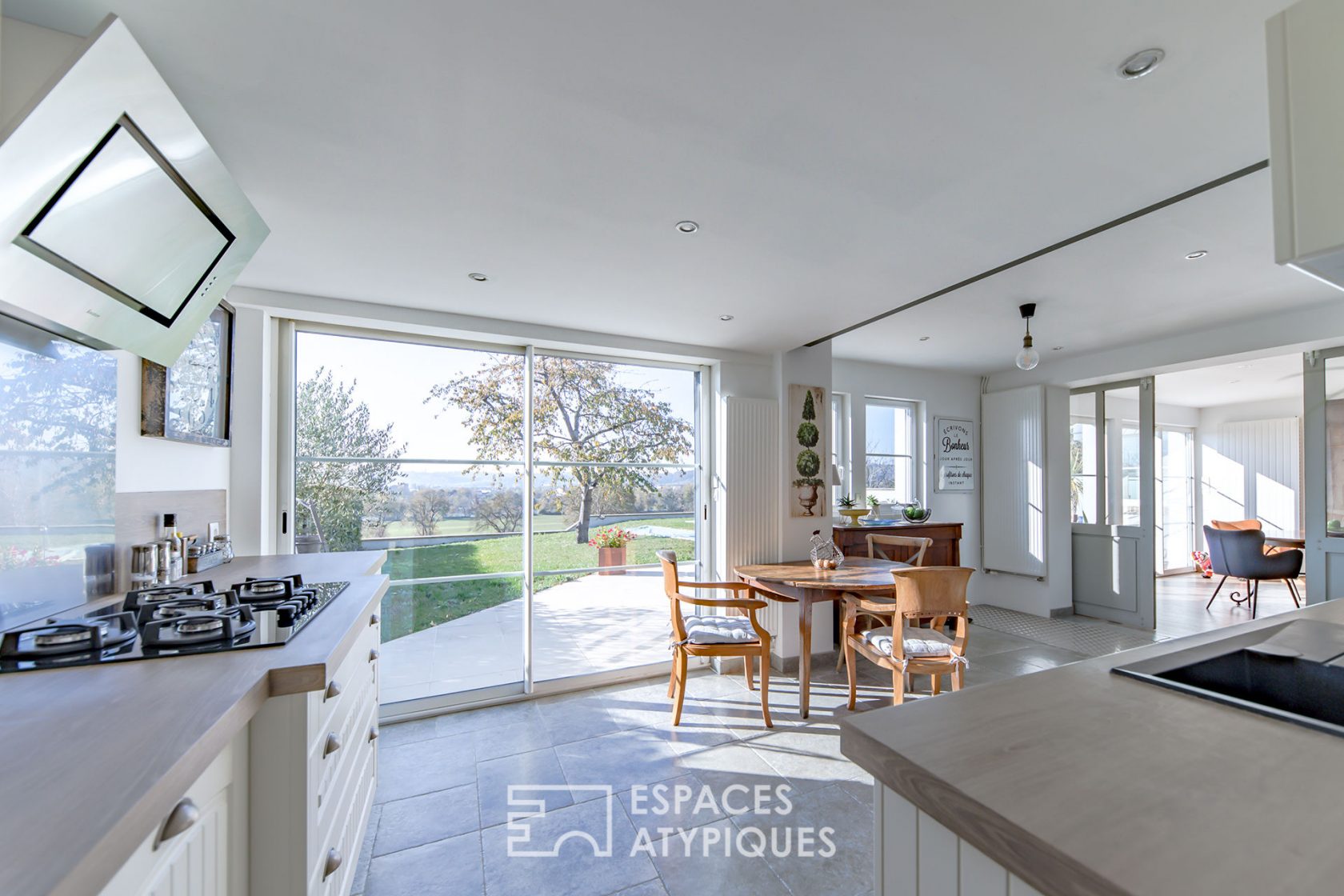 Maison contemporaine avec vue panoramique et piscine