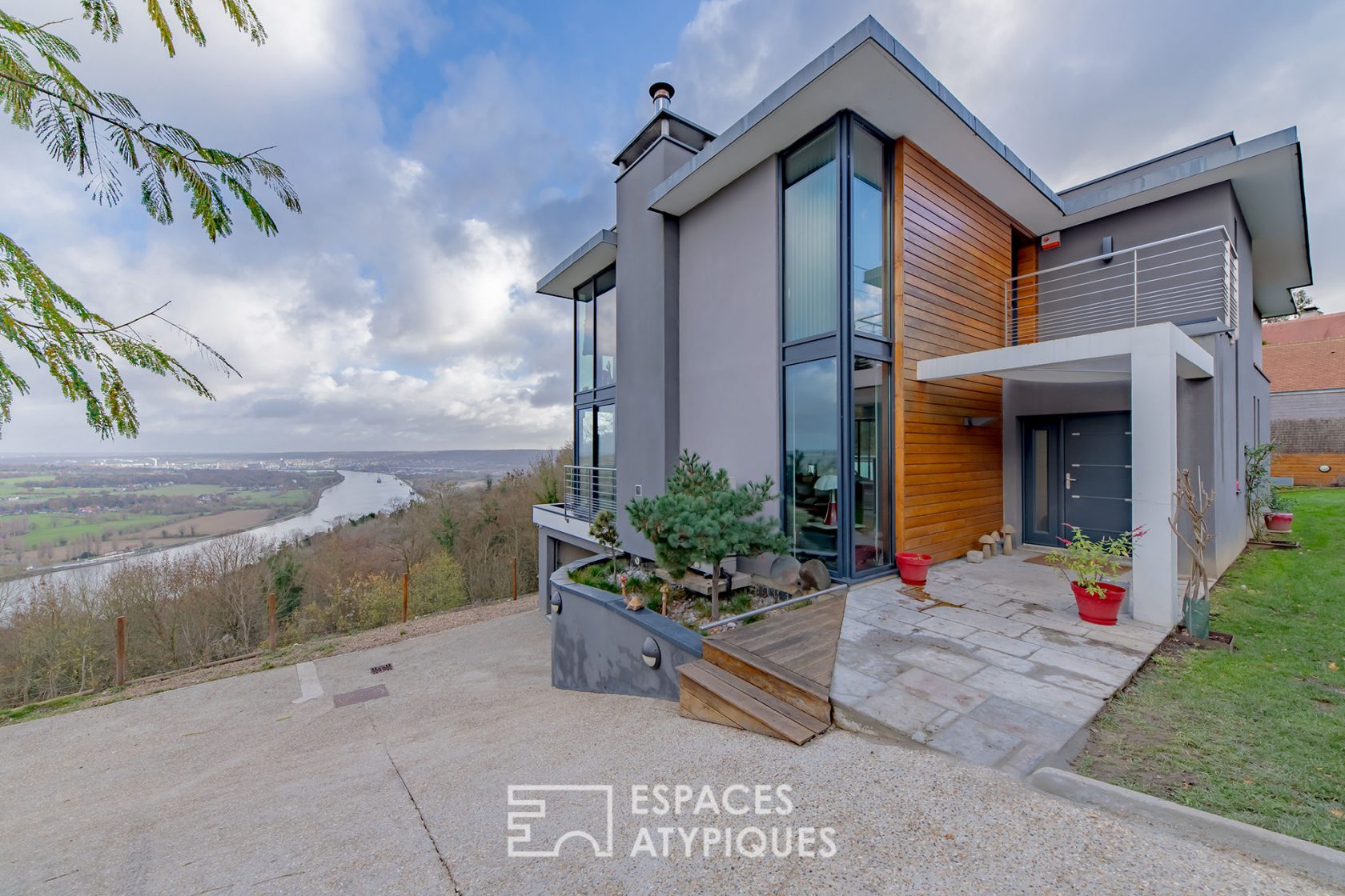 Architect house with panoramic view of the loops of the Seine