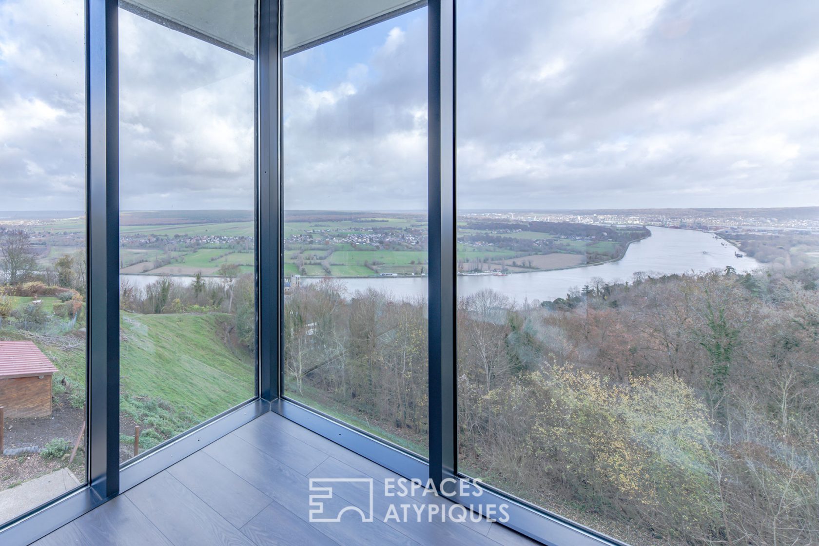 Architect house with panoramic view of the loops of the Seine