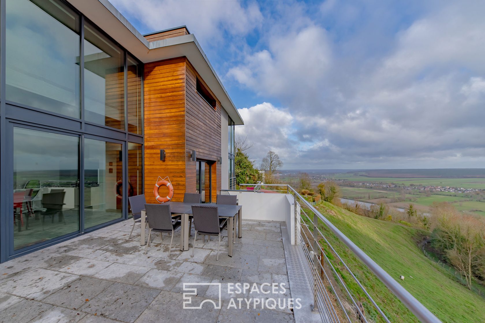 Architect house with panoramic view of the loops of the Seine