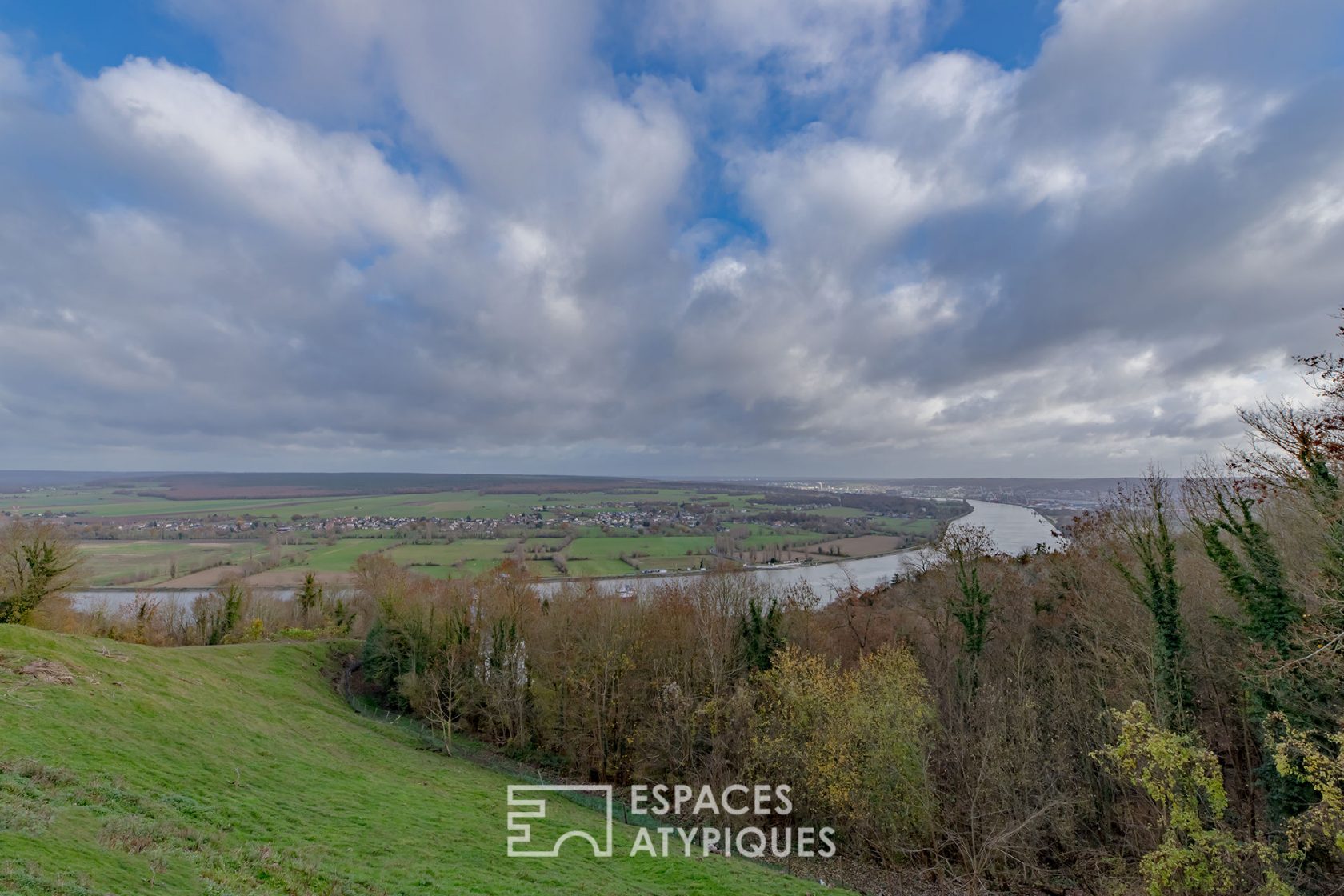 Architect house with panoramic view of the loops of the Seine