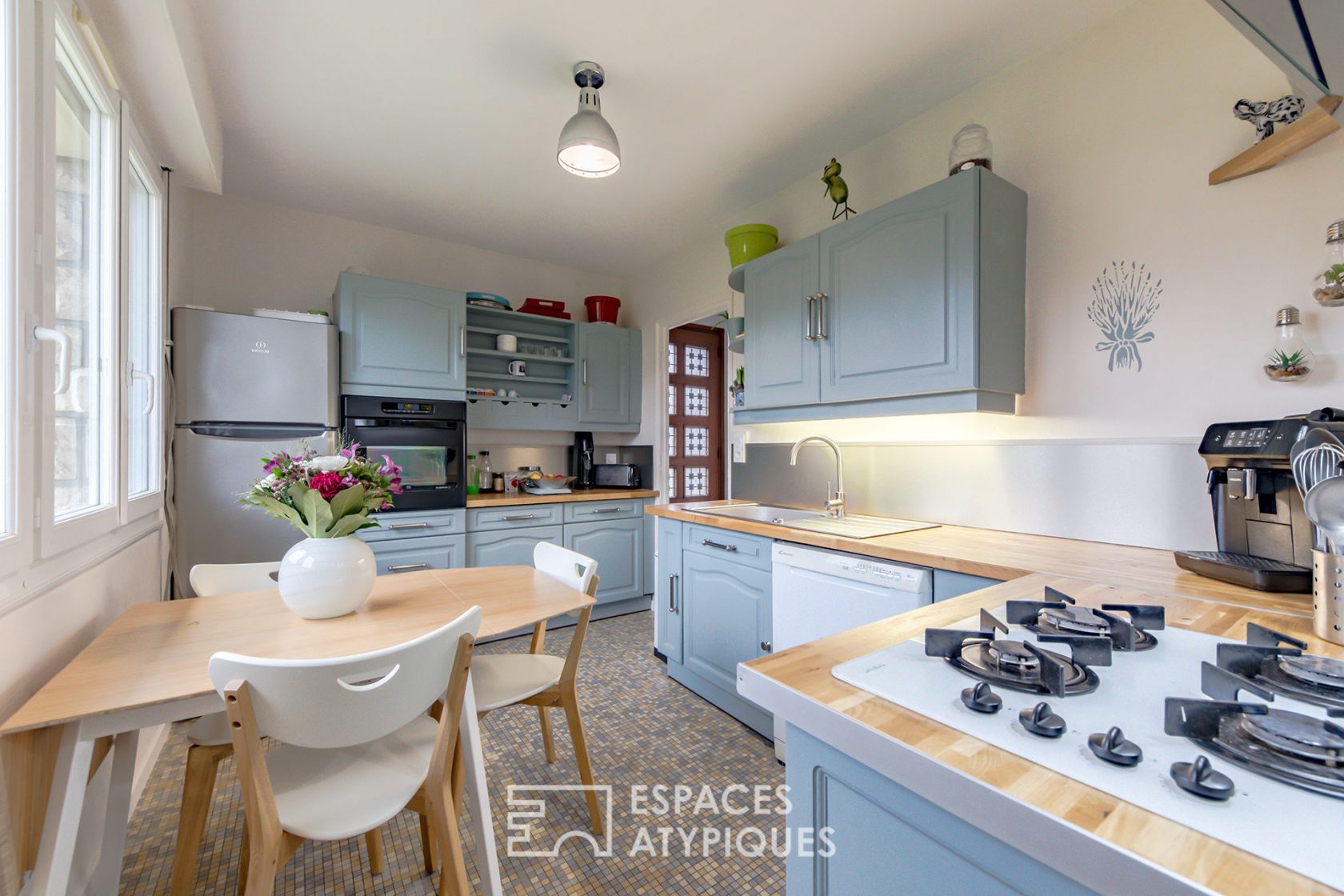 Quiet 70s semi-detached house