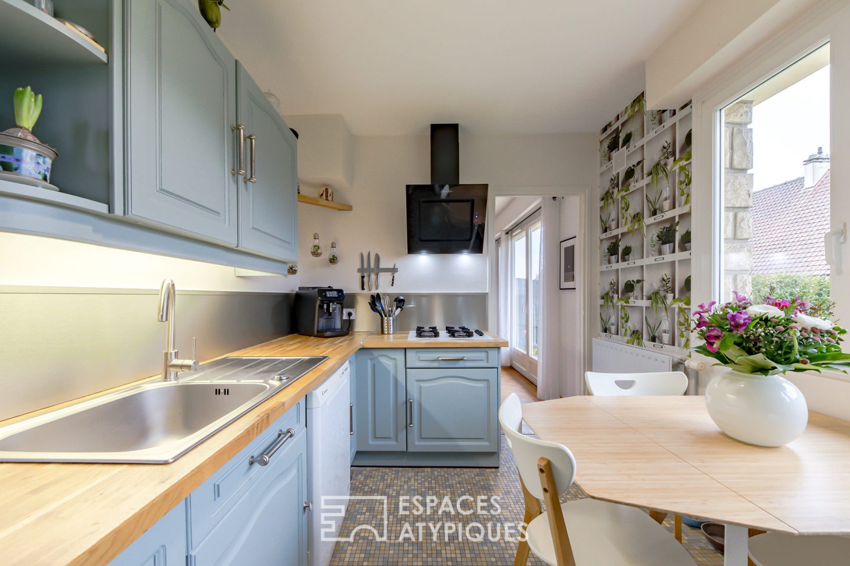 Quiet 70s semi-detached house
