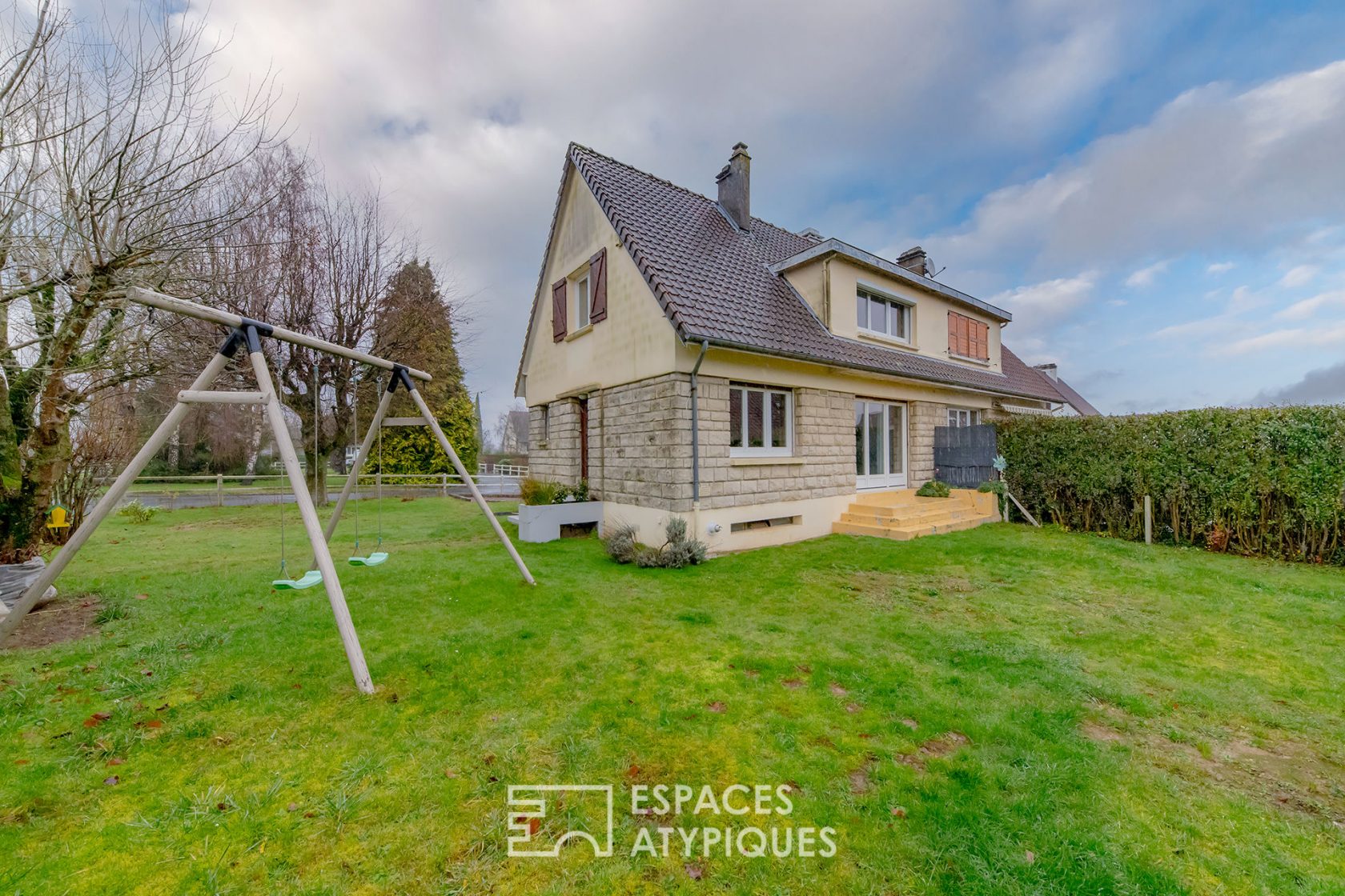 Quiet 70s semi-detached house