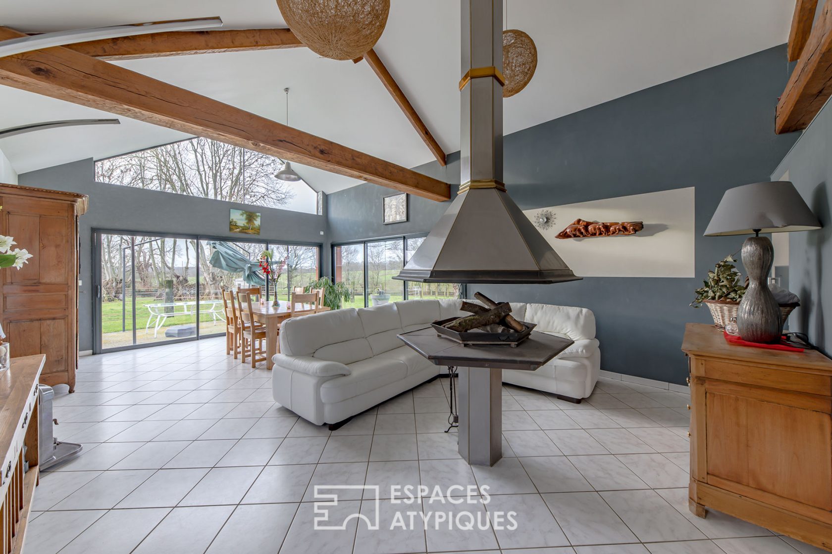 Contemporary prestigious and quiet house