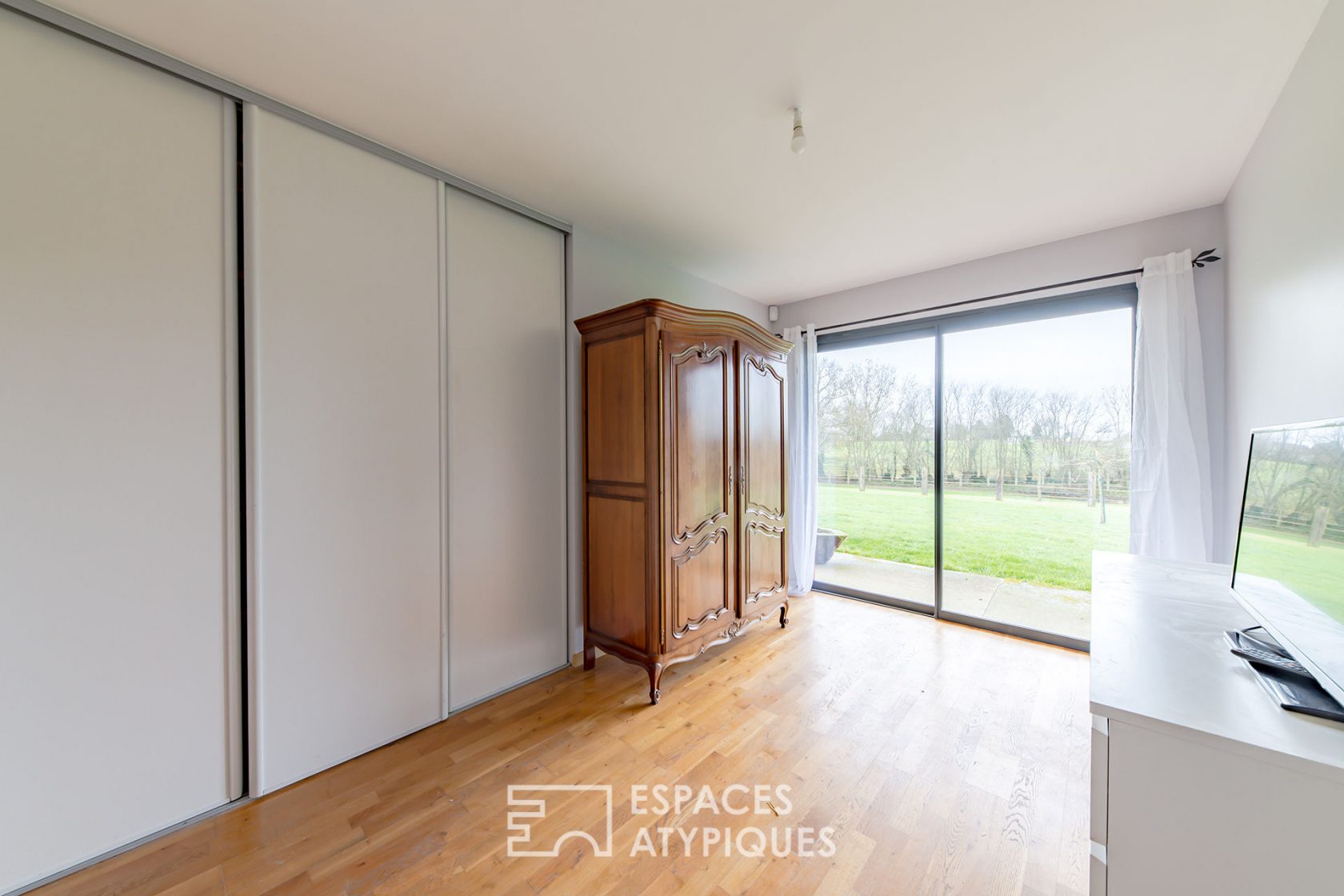 Contemporary prestigious and quiet house