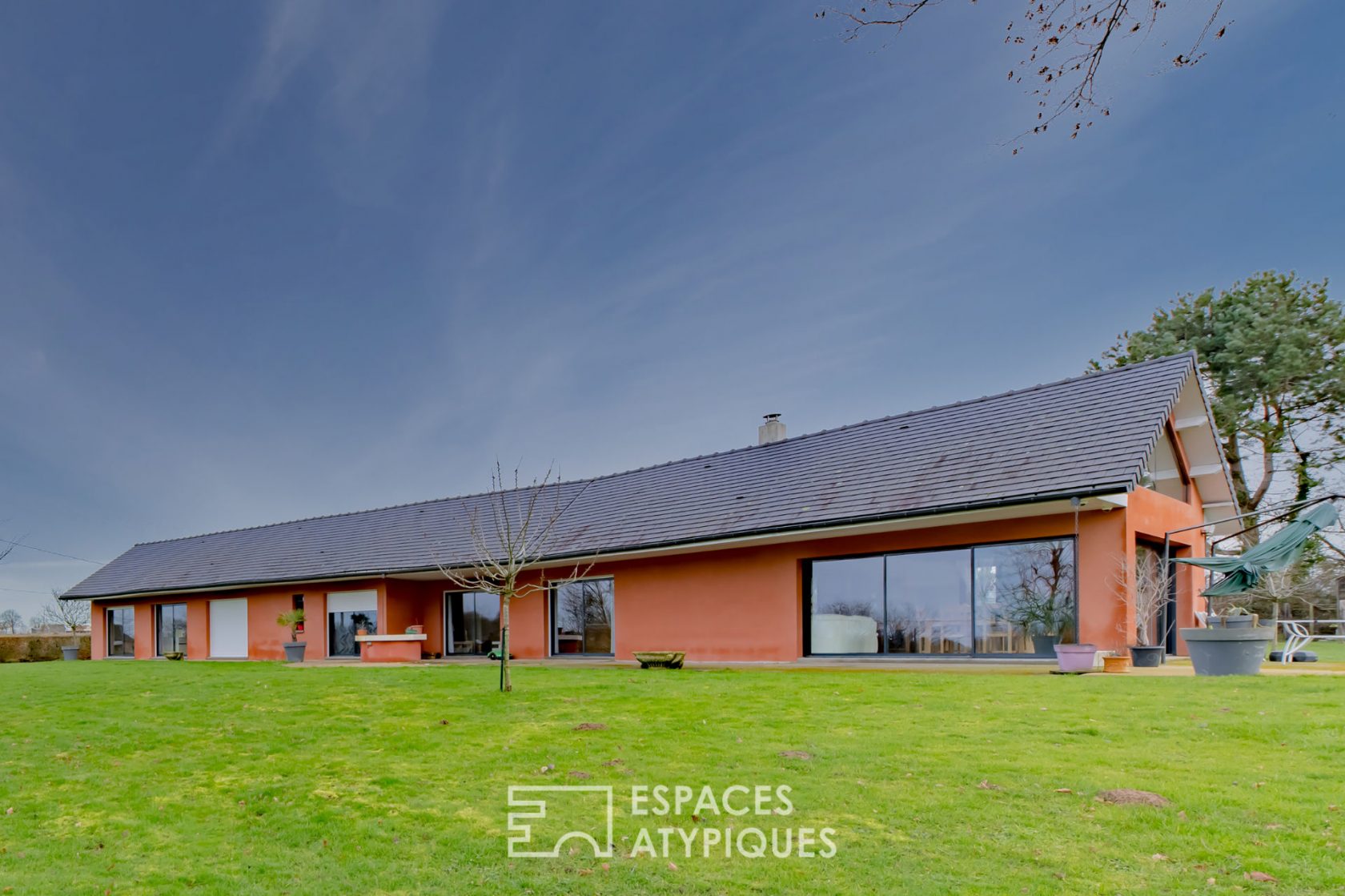 Contemporary prestigious and quiet house