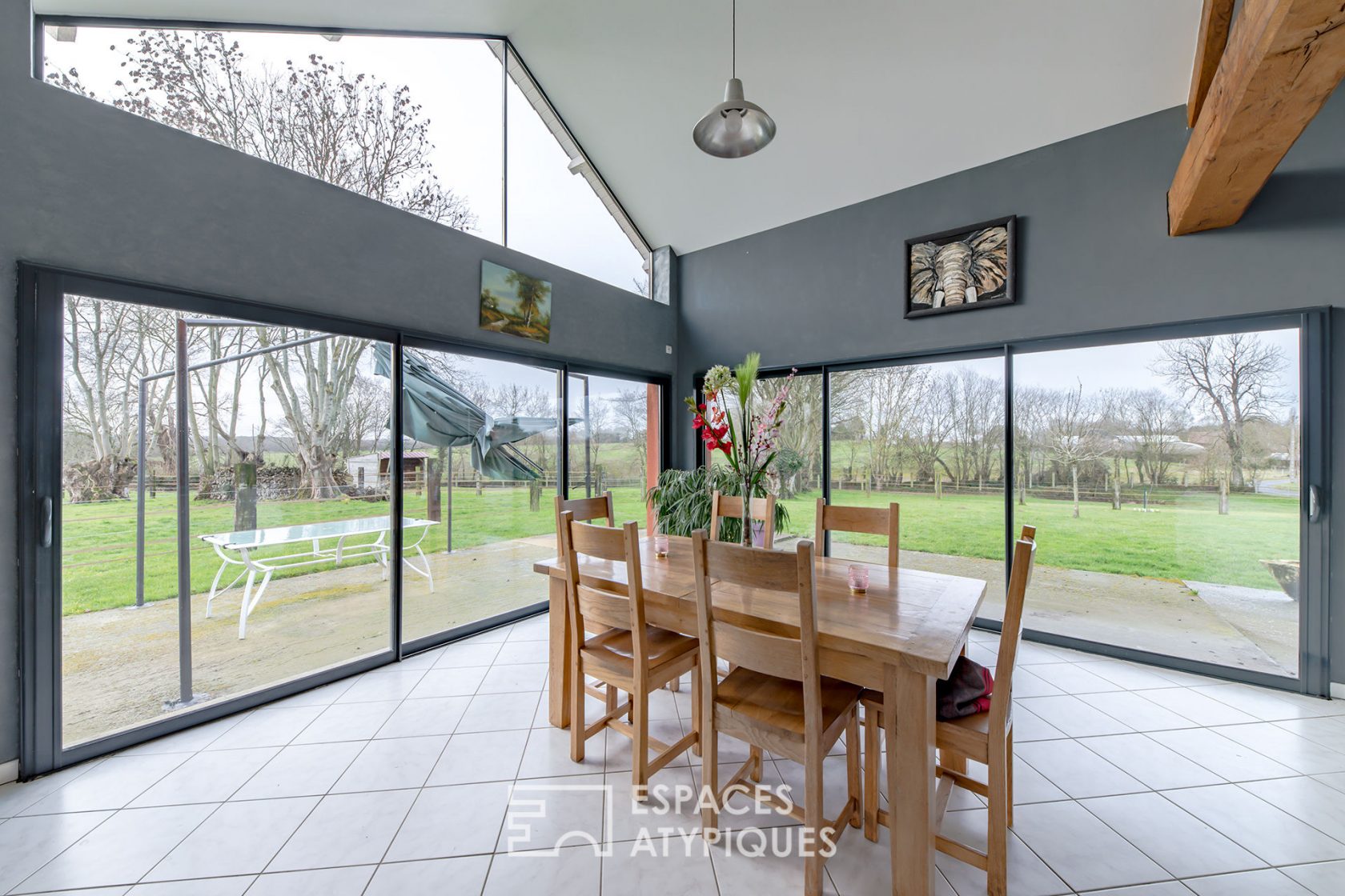 Contemporary prestigious and quiet house