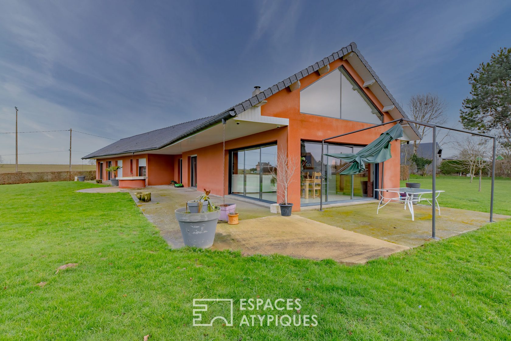 Contemporary prestigious and quiet house