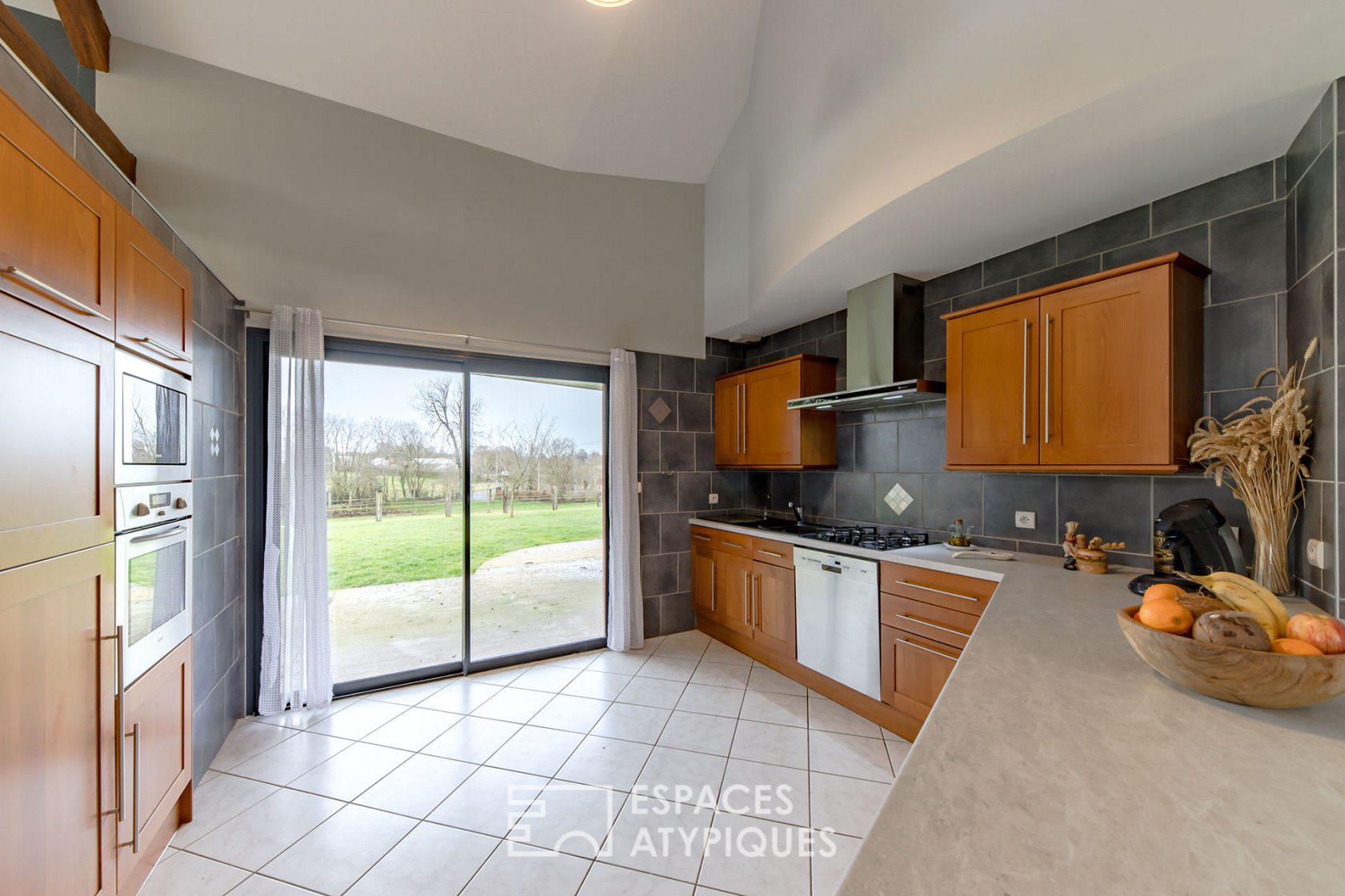 Contemporary prestigious and quiet house