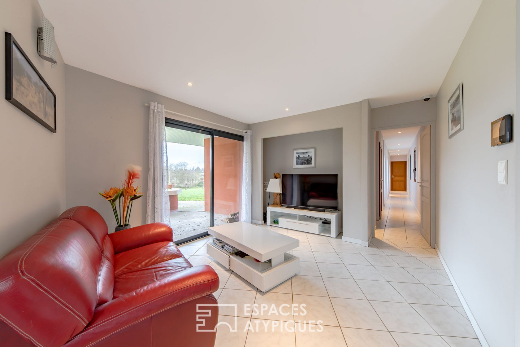 Contemporary prestigious and quiet house