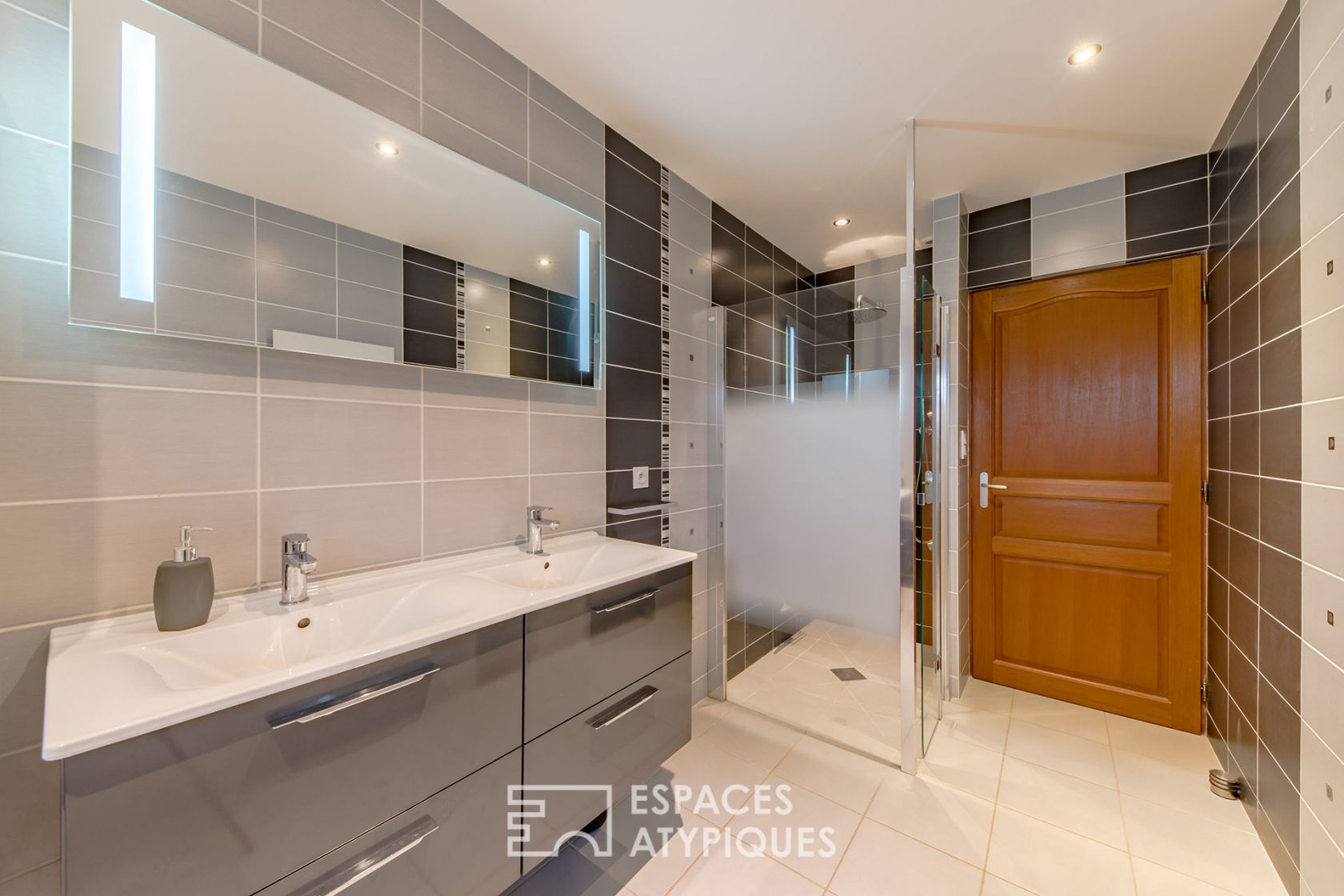 Contemporary prestigious and quiet house