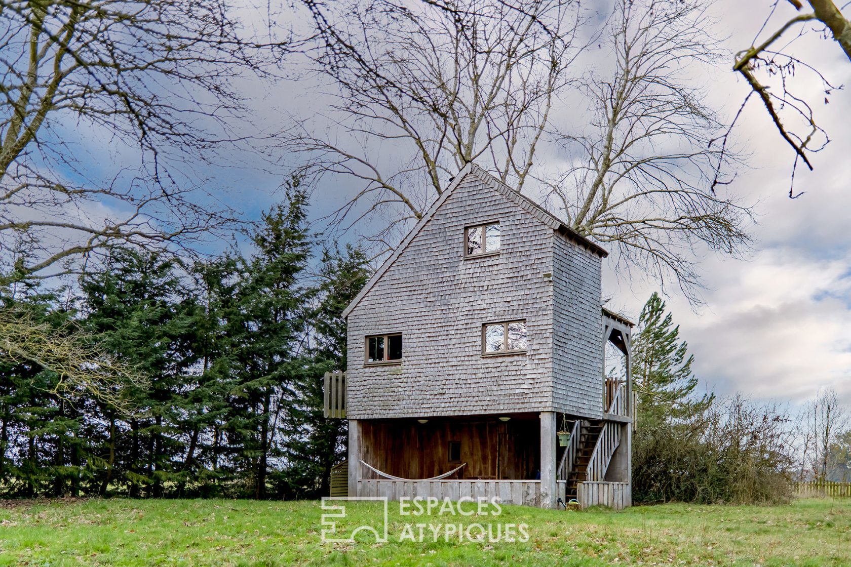 Perched hut and ecological house in the heart of Normandy