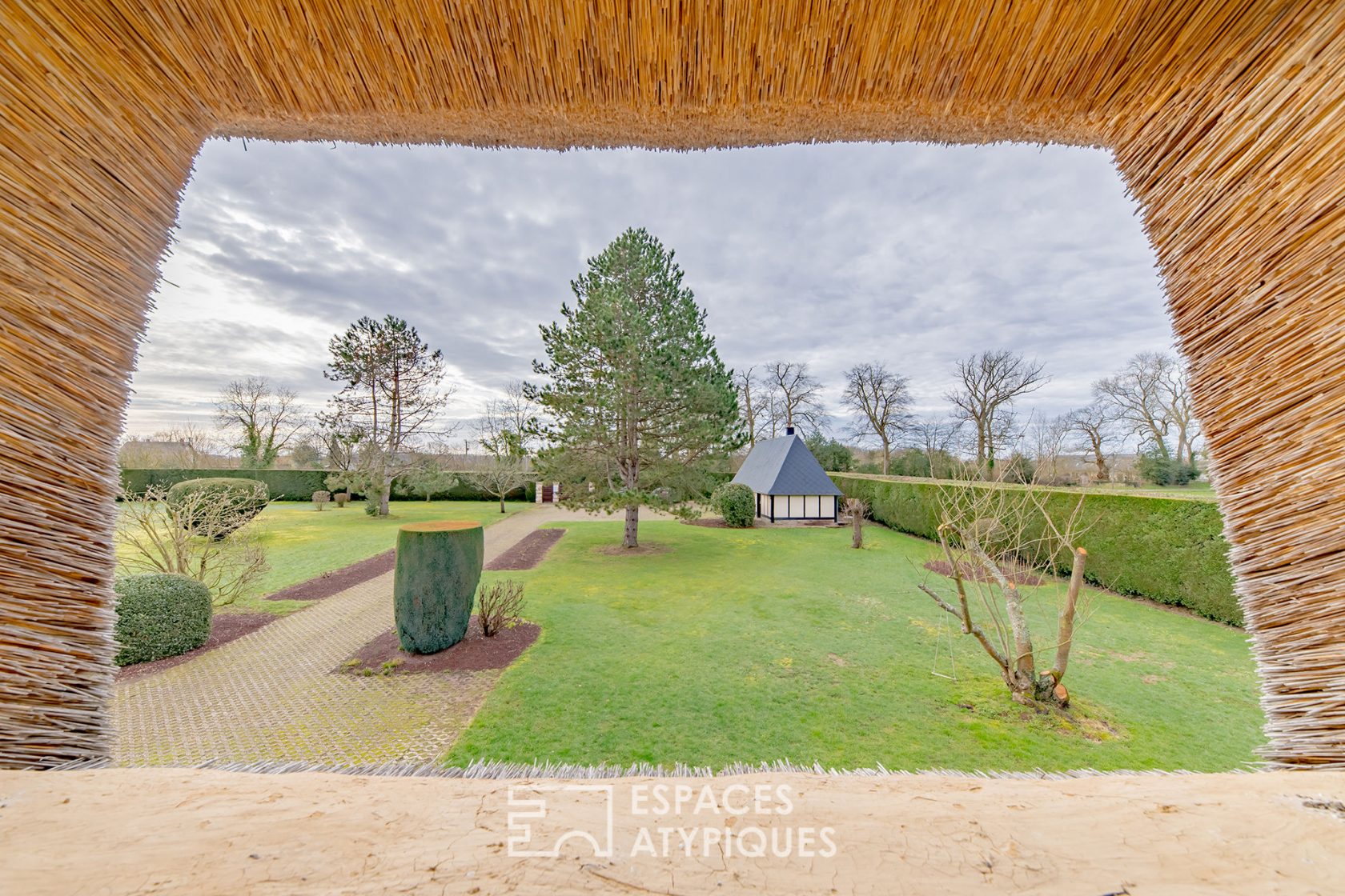 Luxury thatched cottage in its park