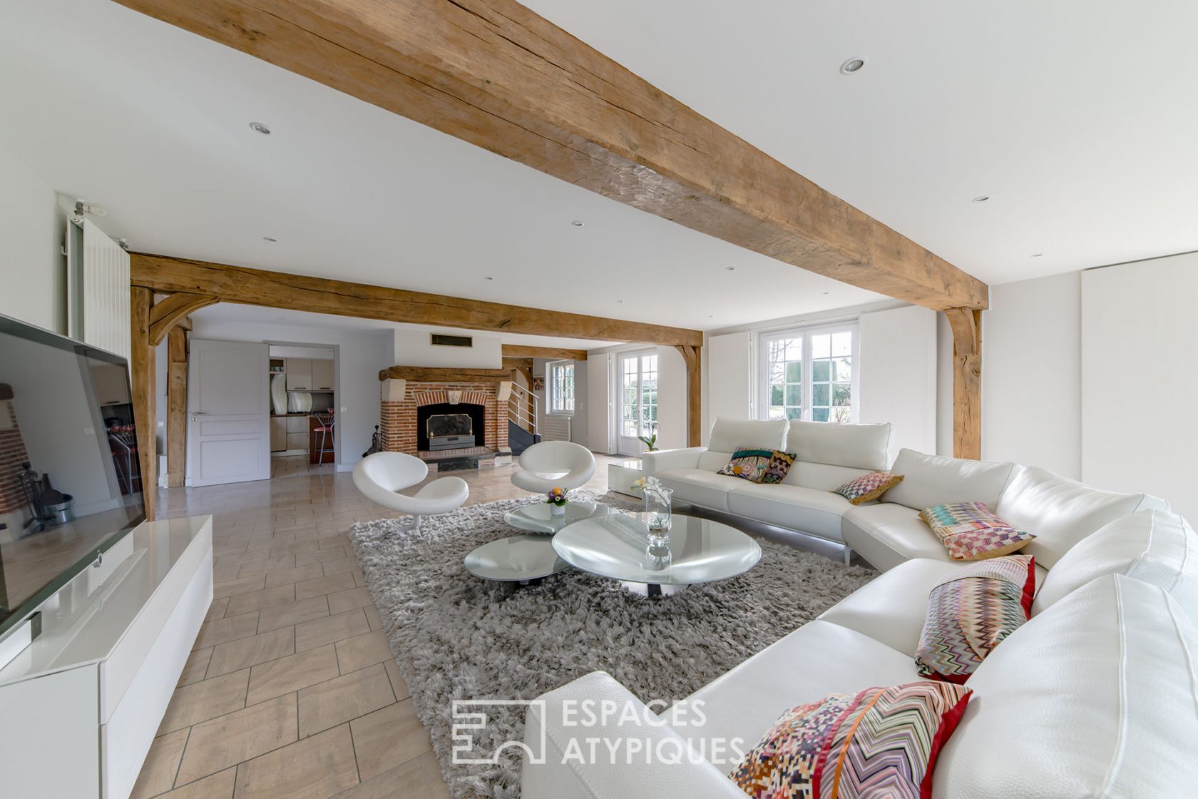 Luxury thatched cottage in its park