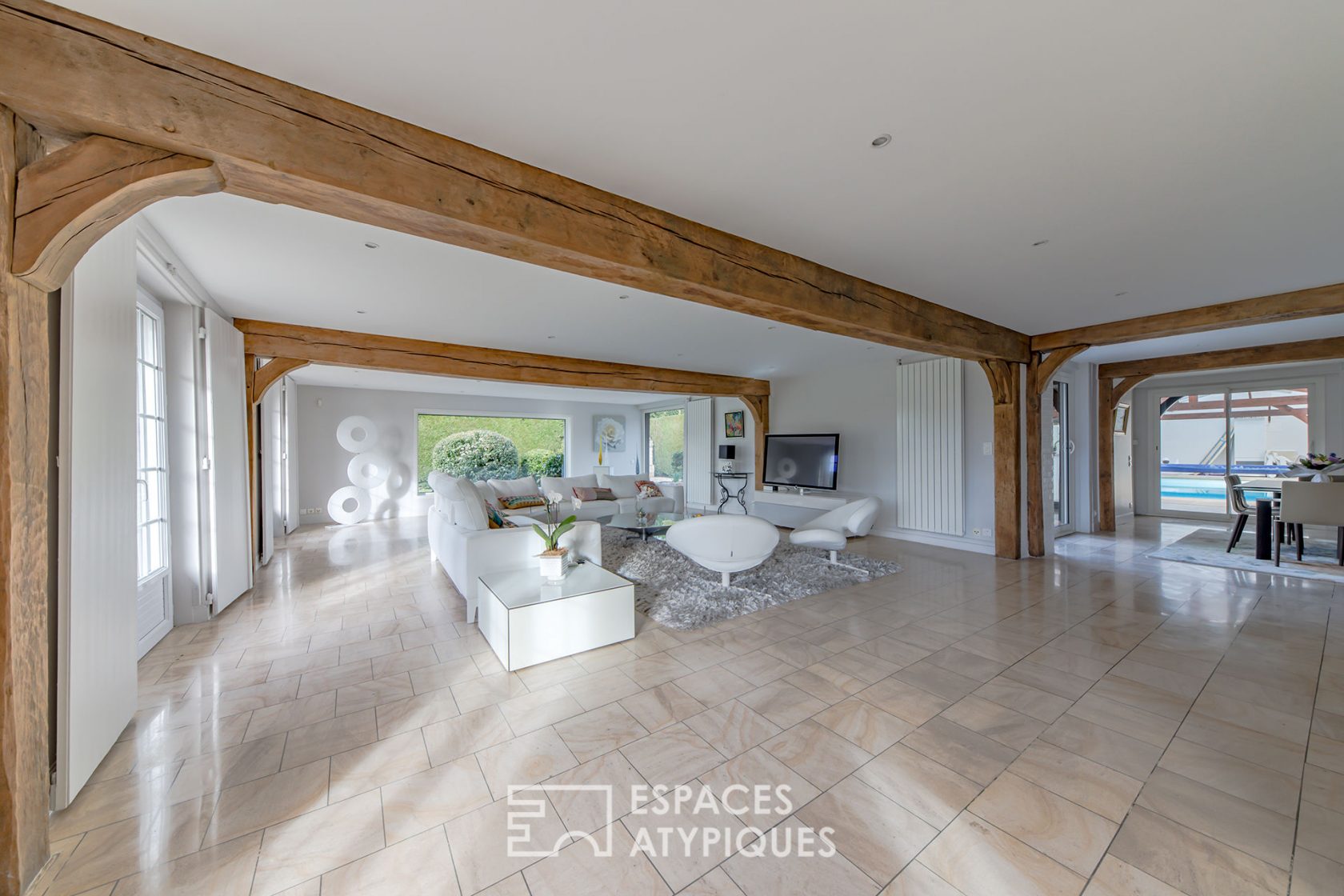 Luxury thatched cottage in its park