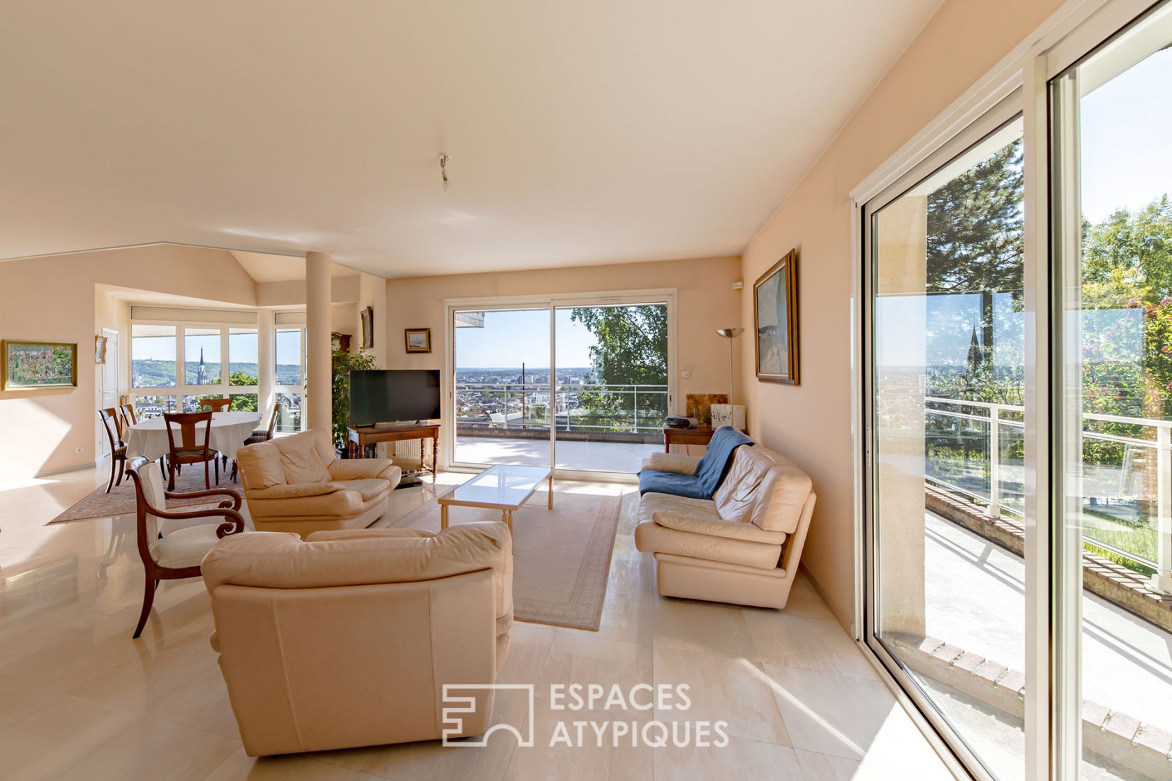 Contemporary house with panoramic views of Rouen