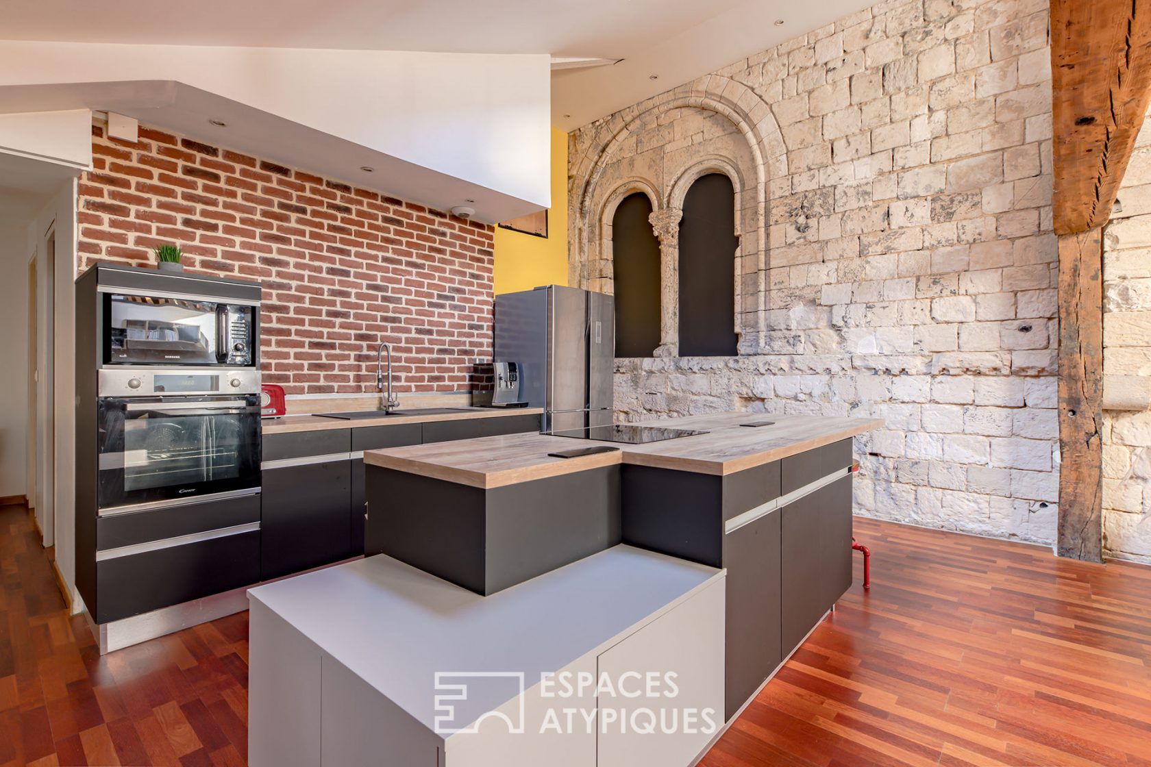 Apartment with historical remains in the heart of the city