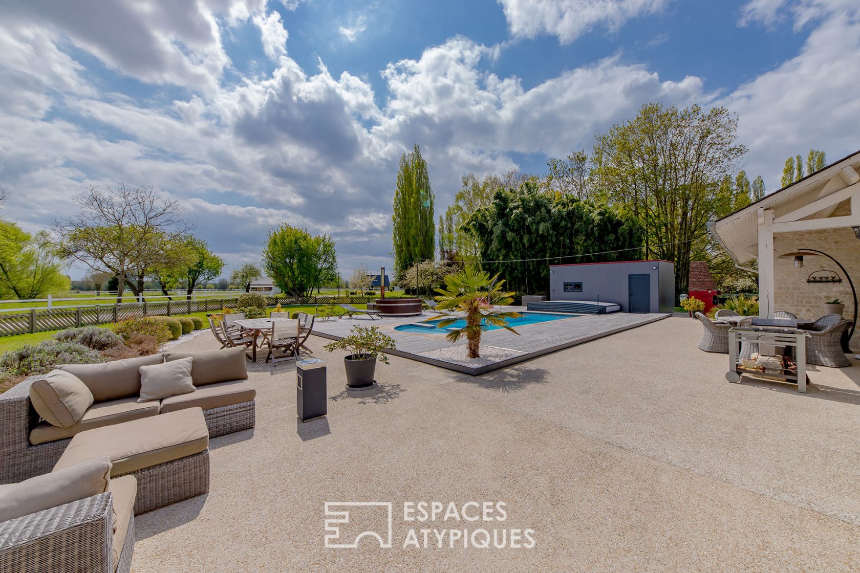 Former 13th century press on the banks of the Seine with swimming pool and outbuildings