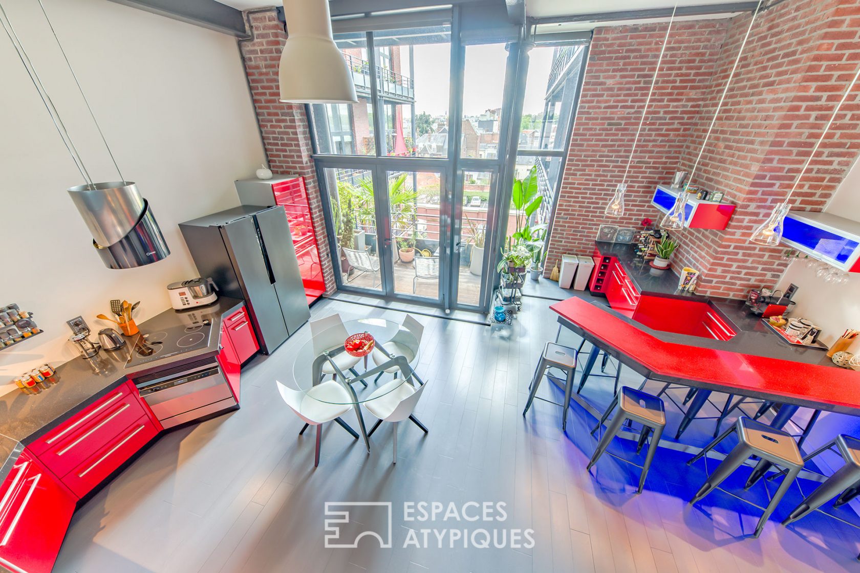 Loft avec balcon dans une ancienne filature du 19e siècle