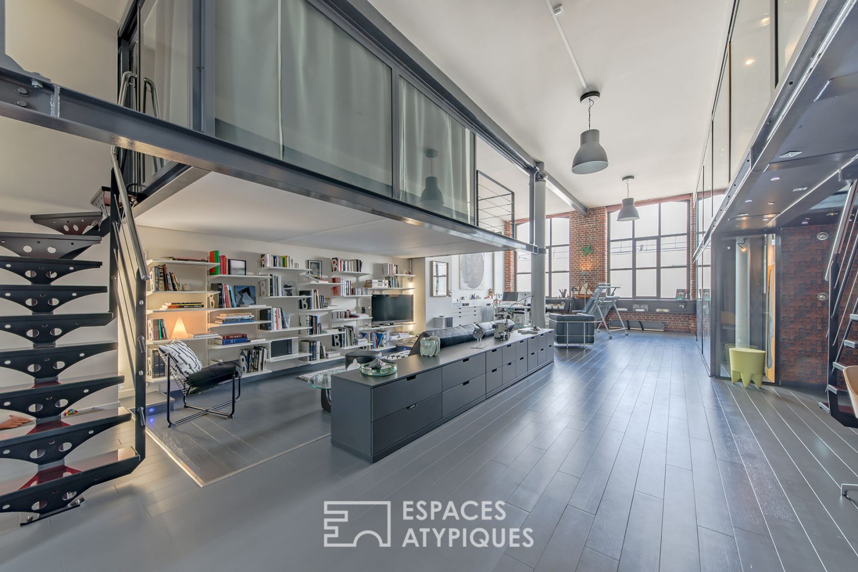 Loft avec balcon dans une ancienne filature du 19e siècle