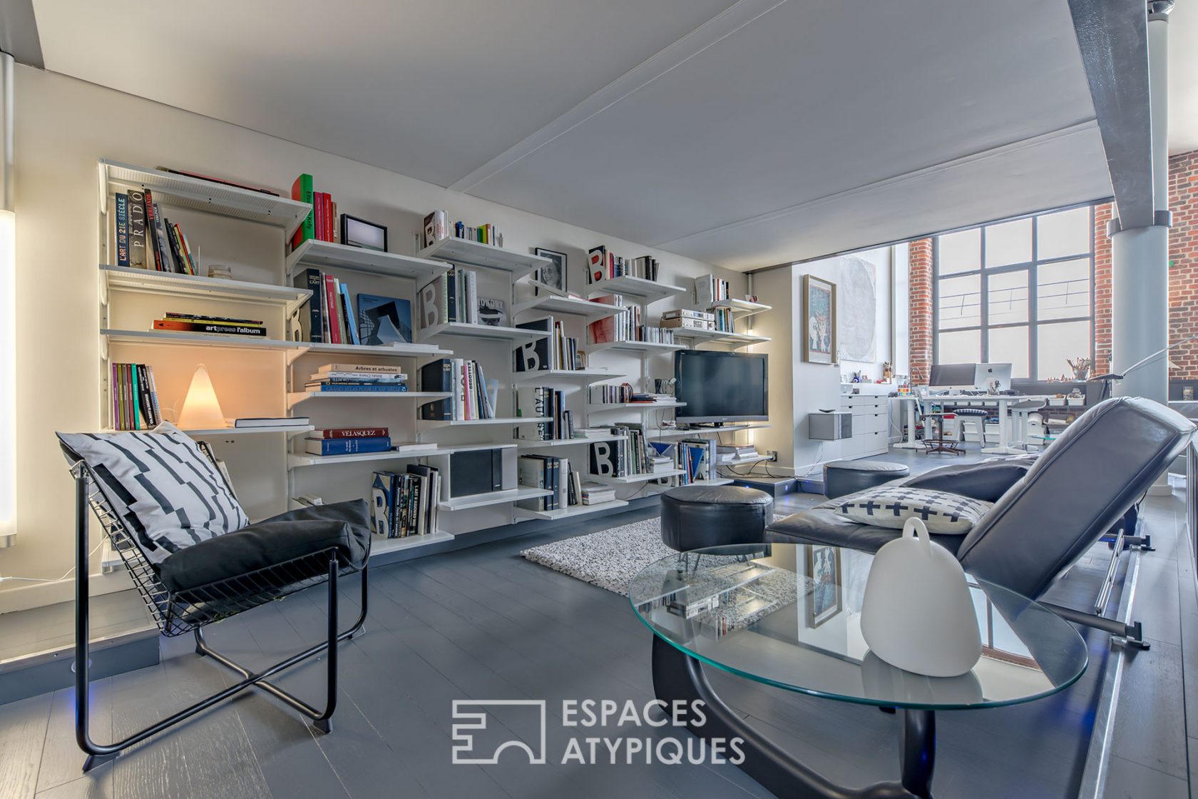 Loft avec balcon dans une ancienne filature du 19e siècle