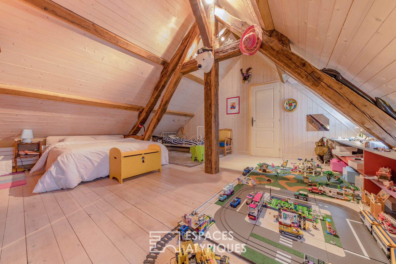 Maison de village authentique bordée par un bras de rivière