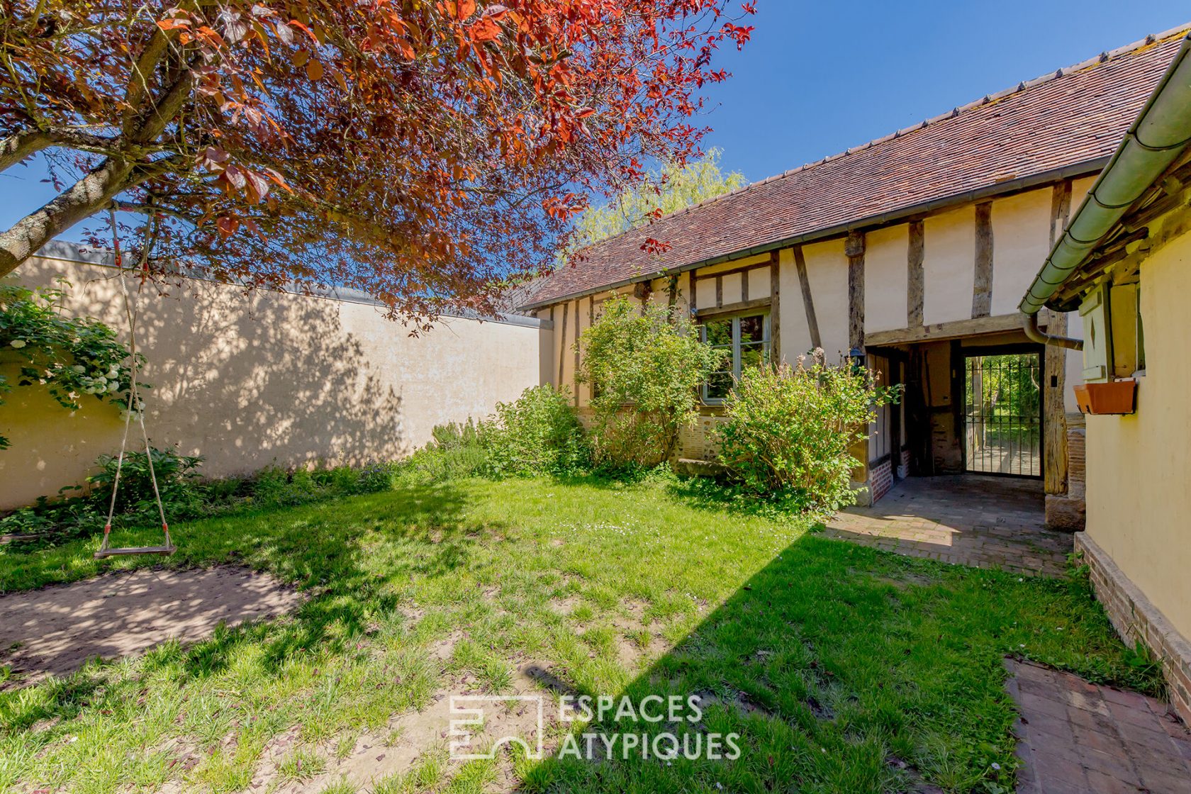 Maison de village authentique bordée par un bras de rivière
