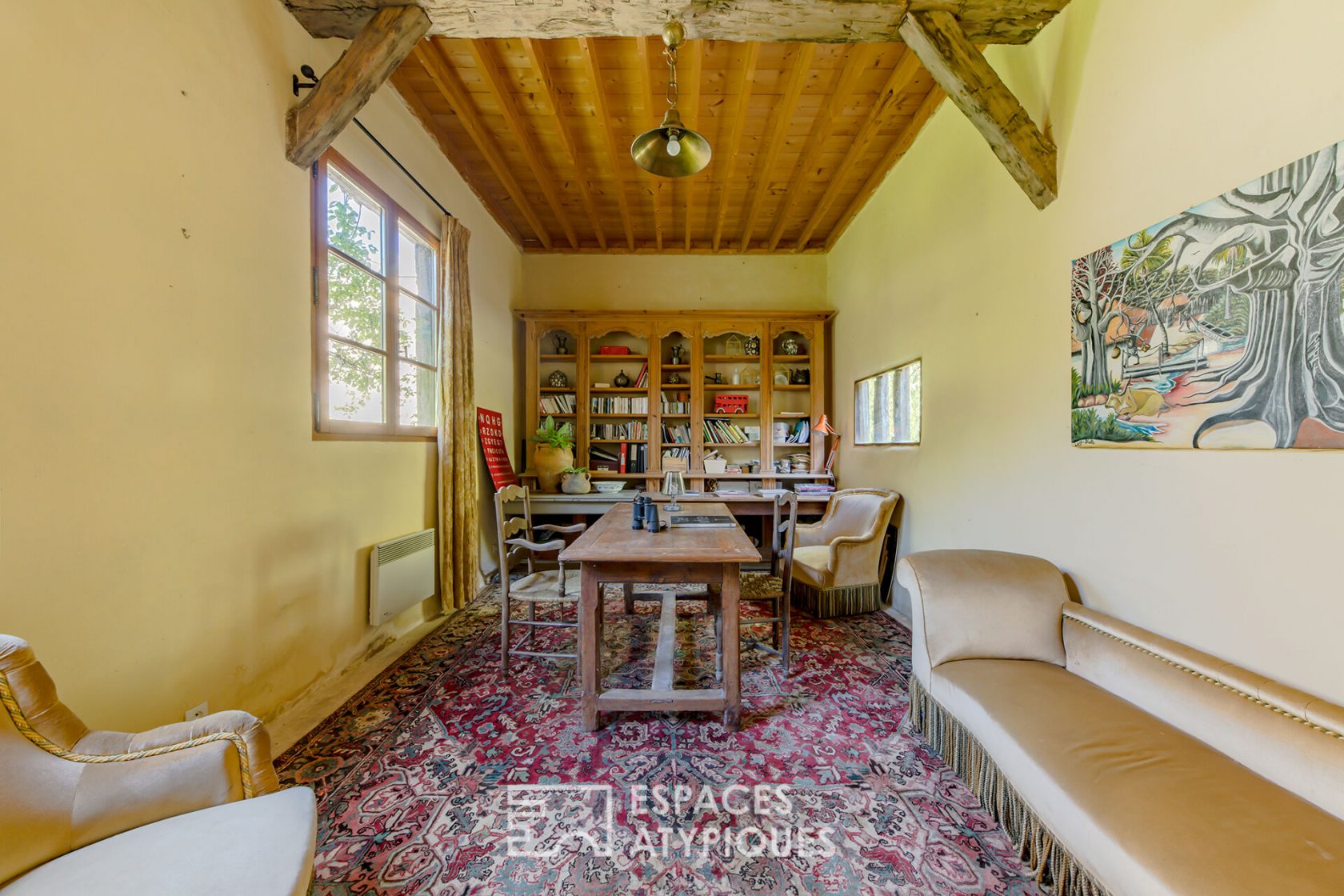 Maison de village authentique bordée par un bras de rivière