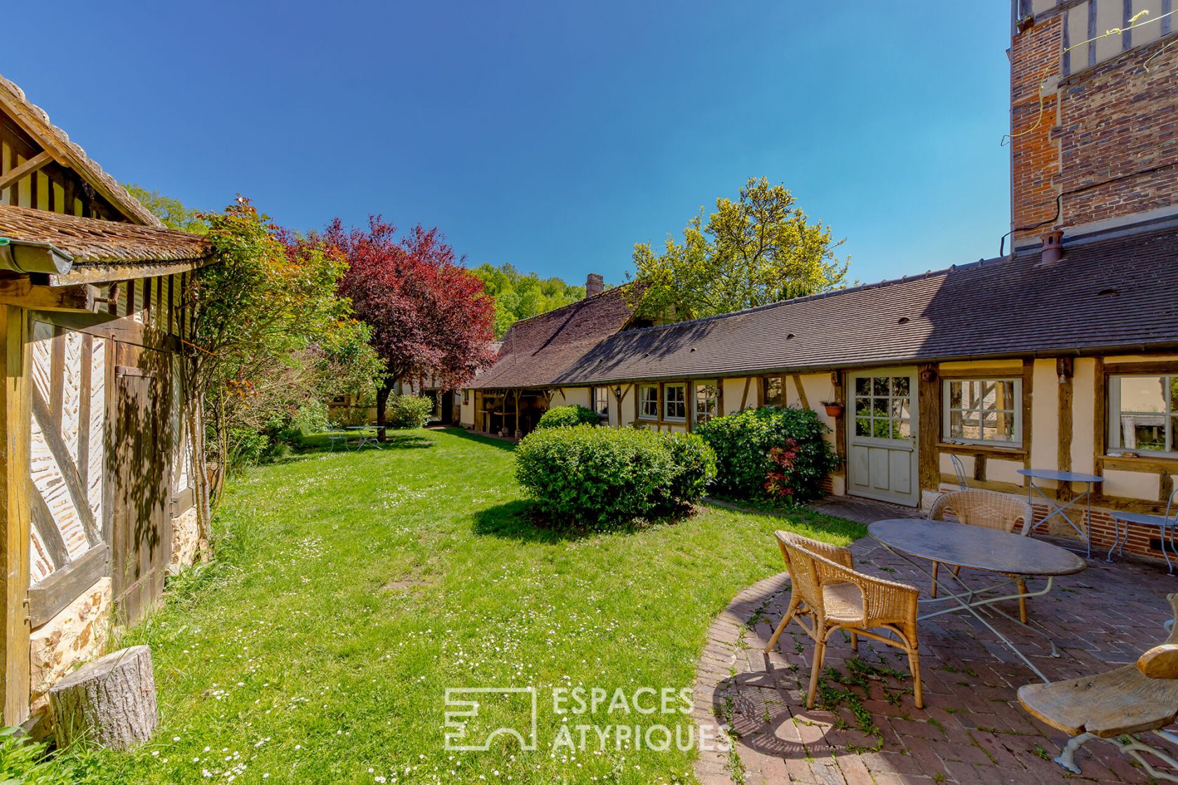 Maison de village authentique bordée par un bras de rivière
