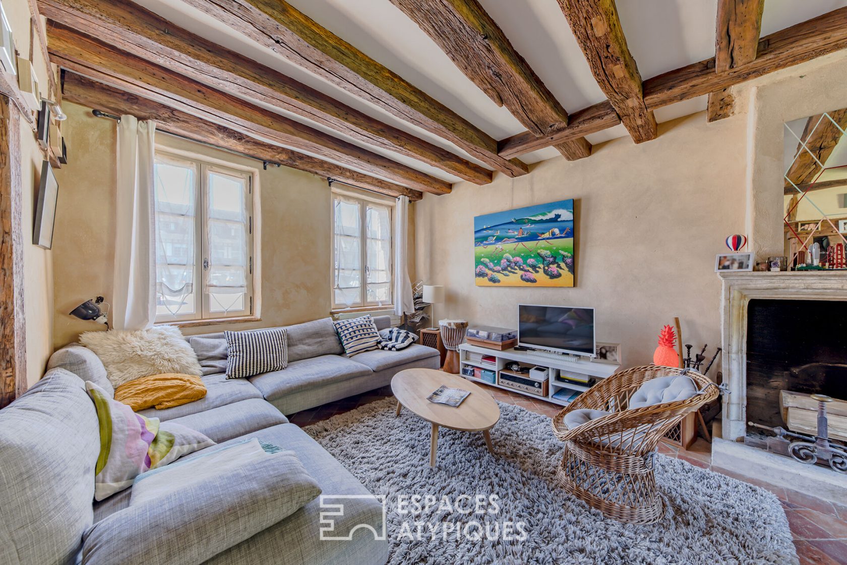 Maison de village authentique bordée par un bras de rivière