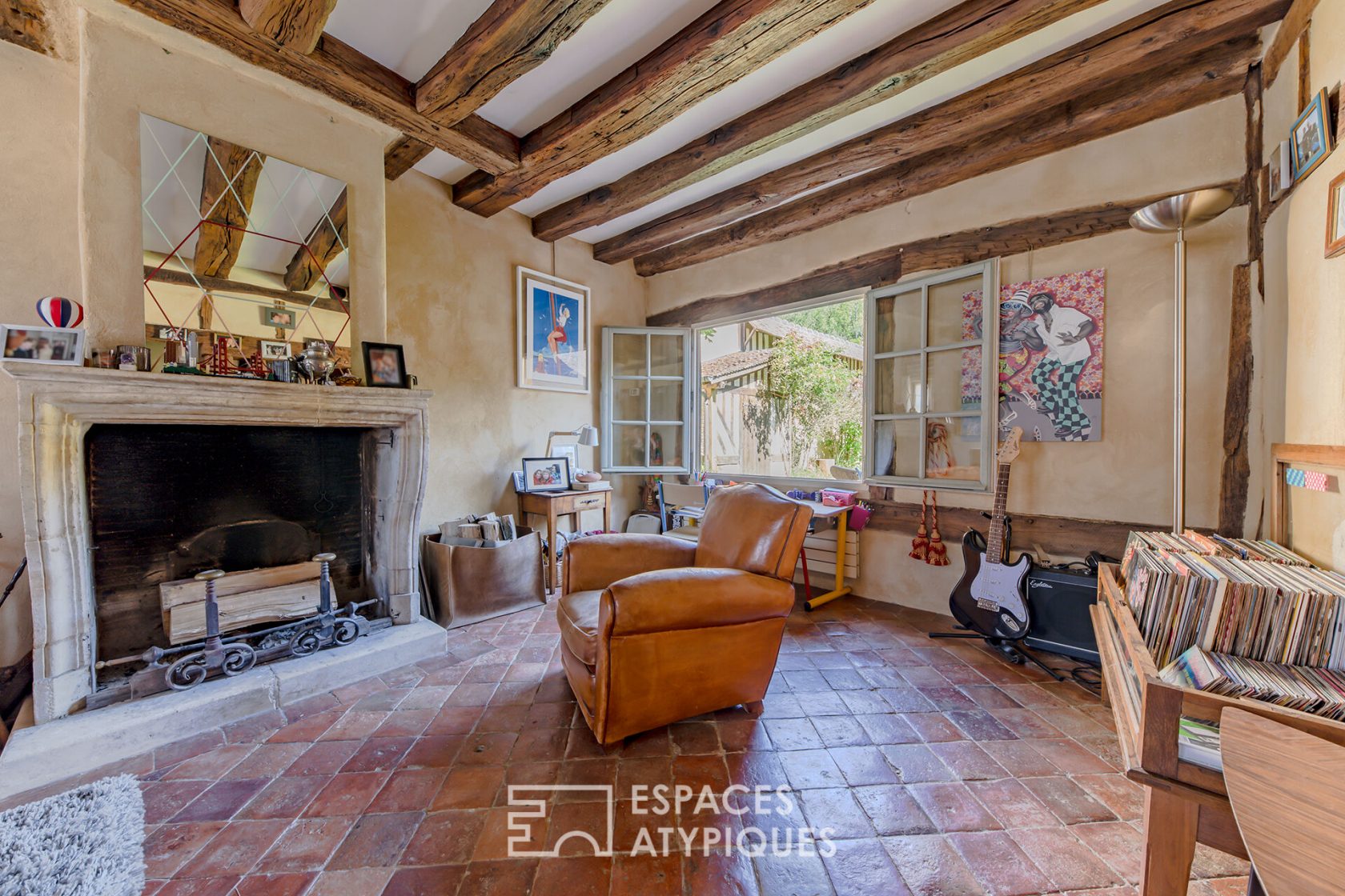 Maison de village authentique bordée par un bras de rivière