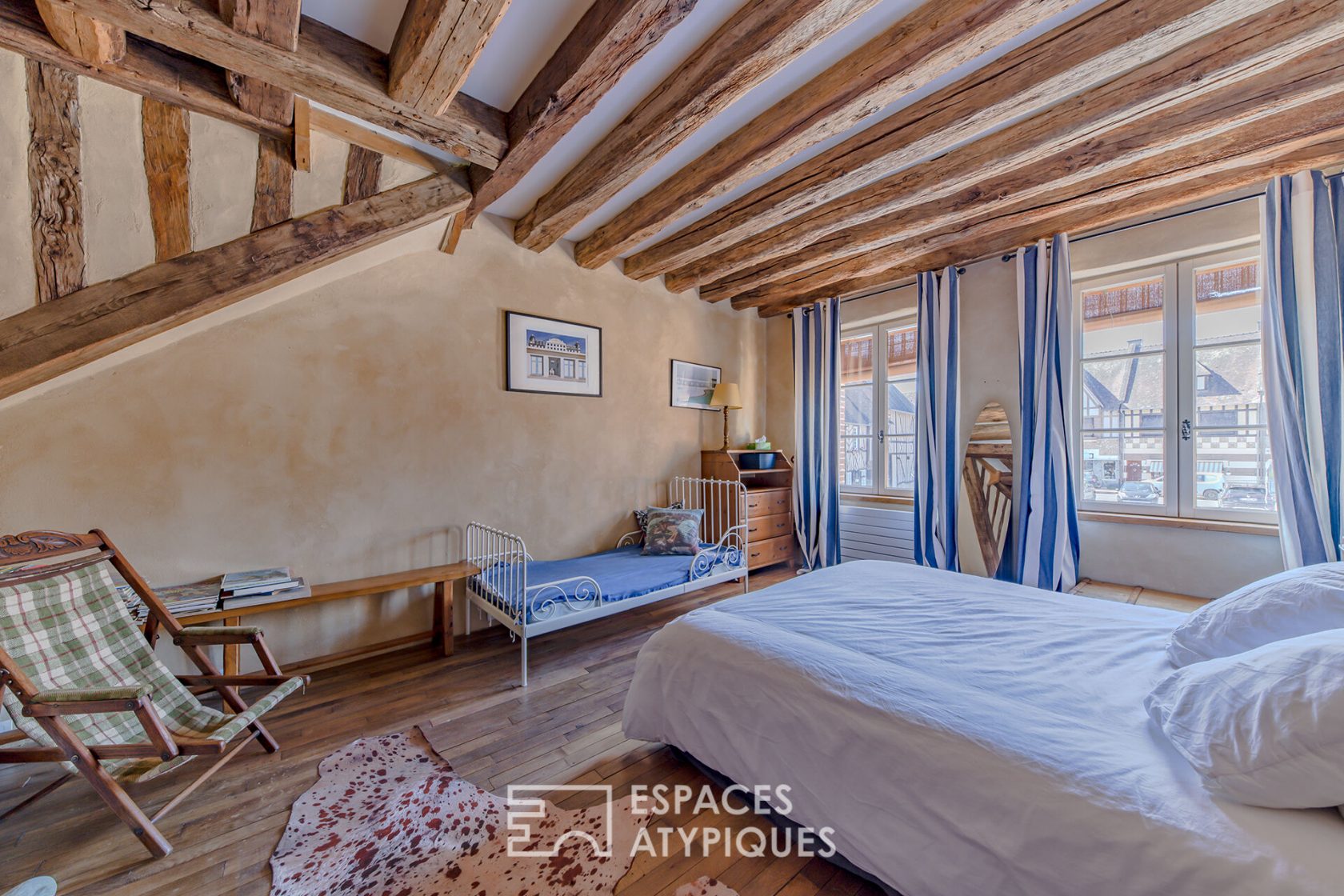 Maison de village authentique bordée par un bras de rivière